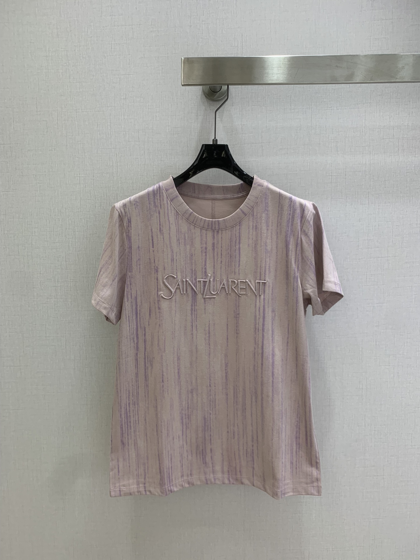 NO:731541,Highly recommended 26 early spring new embroidered letter short-sleeved T-shirt, made of light cotton fabric, soft and breathable, super comfortable to wear in summer!  Brand embroidered logo on the chest, simple and recognizable round neck design + loose tailoring, adaptable to a variety of body shapes, suitable for wearing alone or layered. Pair it with light-colored jeans or white items, and you can easily get a minimalist style!  Three colors SML code high quality ABC,,jeans,T-shirt,tees,t-shirt,19860909强烈推荐 26早春新款 刺绣字母短袖T恤 ,采用轻薄棉质面料,柔软透气,夏天穿超舒服！胸前品牌刺绣logo,简约又有辨识度圆领设计+宽松剪裁,包容多种身材,单穿或内搭都很OK.搭配浅色牛仔裤或白色单品,轻松get极简风穿搭！三个色 SML码 高品质ABC,,jeans,T-shirt,tees，t-shirt,,Women's clothing