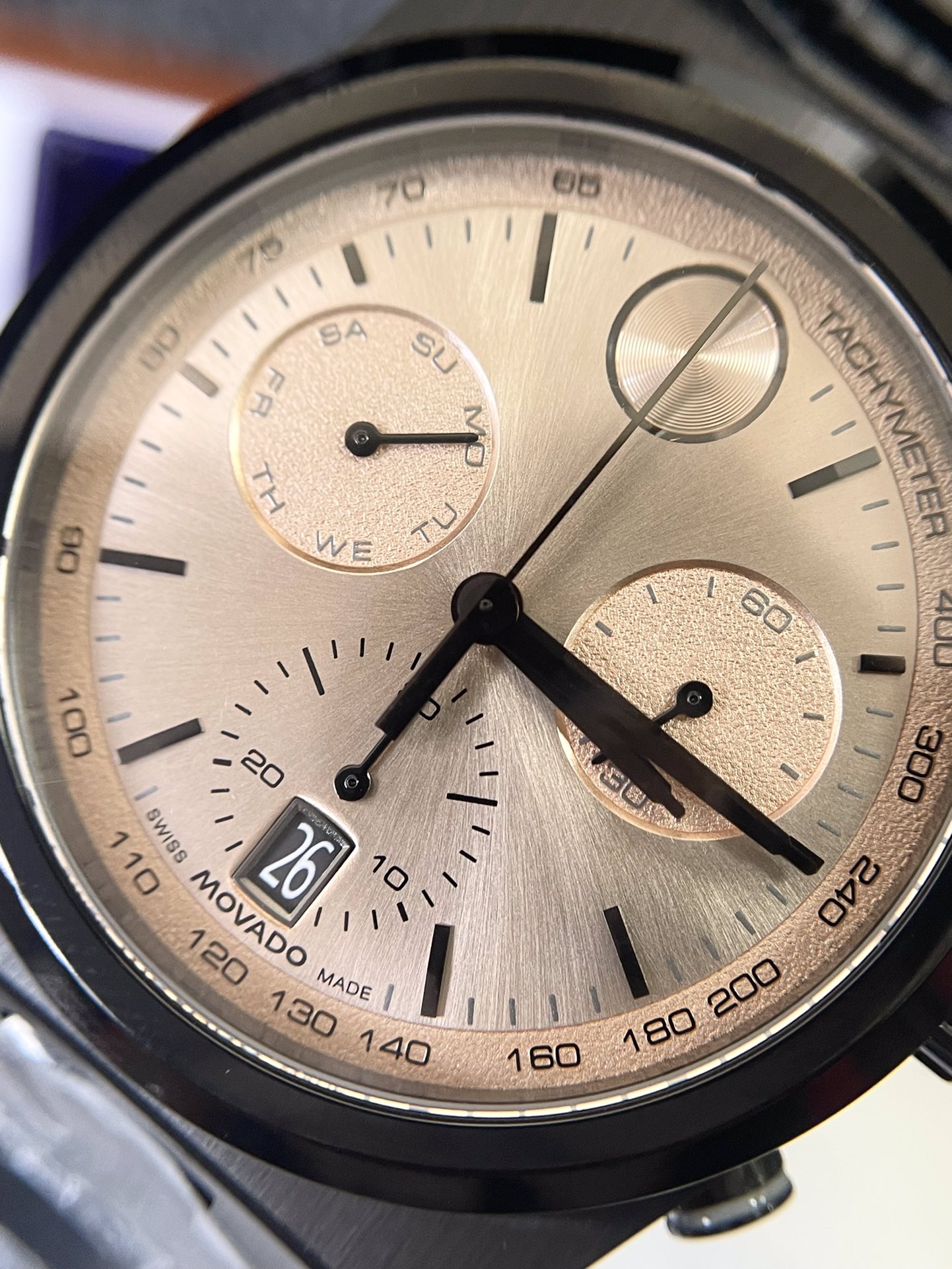 NO:726033,The Movado watch mirror is made of K1 mineral-strengthened glass, with a sun-patterned dial, with black hands and scales, showing delicate luster changes under different lights. Core functional layout. The 12 o'clock subdial is a small seconds display, responsible for the travel time function. The 3 o'clock subdial is a 30-minute chronograph counter, used to record short-term events. The 9 o'clock subdial is a week display window, marked with the abbreviations of 'MON' to 'SUN'.  The date window at 6 o'clock adopts a design of black background and white numbers, which is clear and eye-catching and makes it easy to read the date. The outer ring and the outermost edge of the logo dial are TACHYMETER scales, which can be used to measure average speed, which strengthens the sports attribute; the 'MOVADO' brand logo and 'SWISS MADE' are printed below the 6 o'clock position to ensure a sense of quality.,,stuart weitzman19860909摩凡陀 表镜采用K1矿物强化玻璃,太阳纹表盘,搭配黑色指针与刻度,在不同光线下呈现细腻的光泽变化核心功能布局 12点位子表盘为小秒针显示,负责走时功能. 3点位子表盘是30分钟计时计数器,用于记录短时间事件. 9点位子表盘为星期显示窗口,标注了“MON”至“SUN”的星期缩写. 6点位日期窗采用黑色底+白色数字的设计,清晰醒目,方便读取日期. 外圈与标识表盘最外围是测速计（TACHYMETER）刻度,可用于测量平均速度,强化了运动属性；6点位下方印有“MOVADO”品牌标识与“SWISS MADE”瑞士制造字样,保障品质感.,,stuart weitzman,Watch