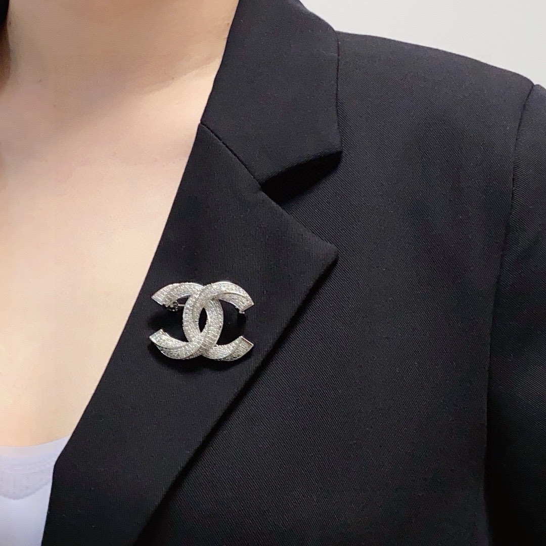NO:724370,CHANEL Xiaoxiang's new counter has a new full-diamond Chanel brooch, which is the accessory that best understands women. Those women who devote all their efforts to being themselves tend to cherish the meaning of the brooch more. Ms. Chanel pinned the brooch on her hat and told the fashionable ladies who imitated her [Broches are very practical. They can be pinned on the collar of a suit, on a pocket, on a hat, on a belt or on an evening dress. Boutique jewelry, chanel, chanel, business  suit, brooch, breastpin, hats19860909CHANEL小香 专柜新款同步上新满钻香奈儿胸针,是最懂女人的饰物.那些倾注了全部心血去做自己的女人,往往更珍惜胸针的意义.香奈儿女士把胸针别在帽子上,并告诉那些模仿她的时髦女士们[胸针可是非常实用,它可以别在西装领上、口袋上、帽子上、腰带上或者是晚礼服上,饰品精品,chanel,chanel,business suit,brooch，breastpin,hats,Jewelry