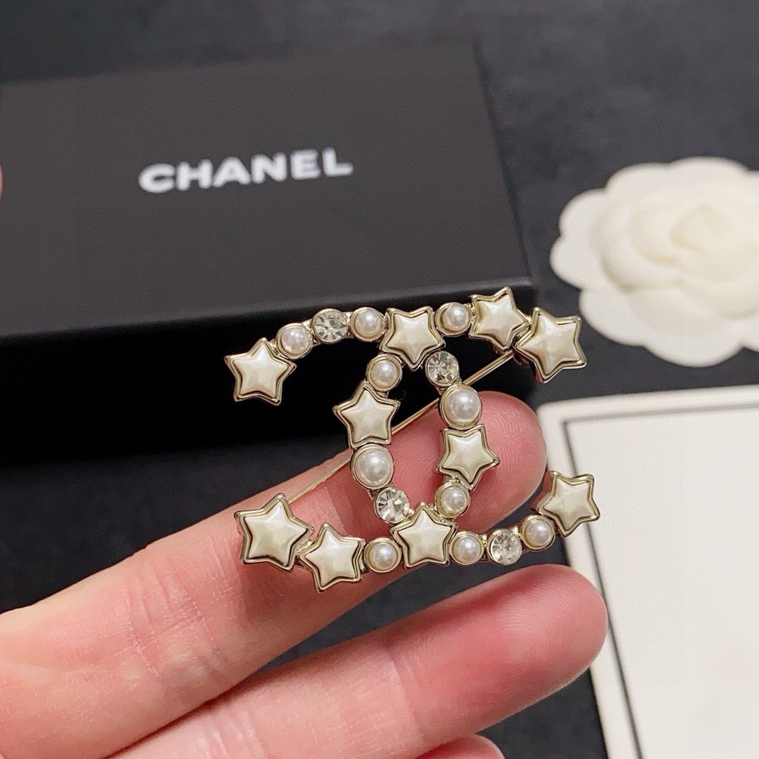 NO:724376,CHANEL Xiaoxiang counter's new five-pointed star Chanel brooch is the accessory that understands women best. Women who devote all their efforts to being themselves tend to cherish the meaning of the brooch more. Ms. Chanel pinned the brooch on her hat and told the fashionable ladies who imitated her [Broches are very practical. They can be pinned on the collar of a suit, on a pocket, on a hat, on a belt or on an evening dress. Boutique jewelry, chanel, chanel, business  suit, brooch, breastpin, hats19860909CHANEL小香 专柜新款五角星星星香奈儿胸针,是最懂女人的饰物.那些倾注了全部心血去做自己的女人,往往更珍惜胸针的意义.香奈儿女士把胸针别在帽子上,并告诉那些模仿她的时髦女士们[胸针可是非常实用,它可以别在西装领上、口袋上、帽子上、腰带上或者是晚礼服上,饰品精品,chanel,chanel,business suit,brooch，breastpin,hats,Jewelry