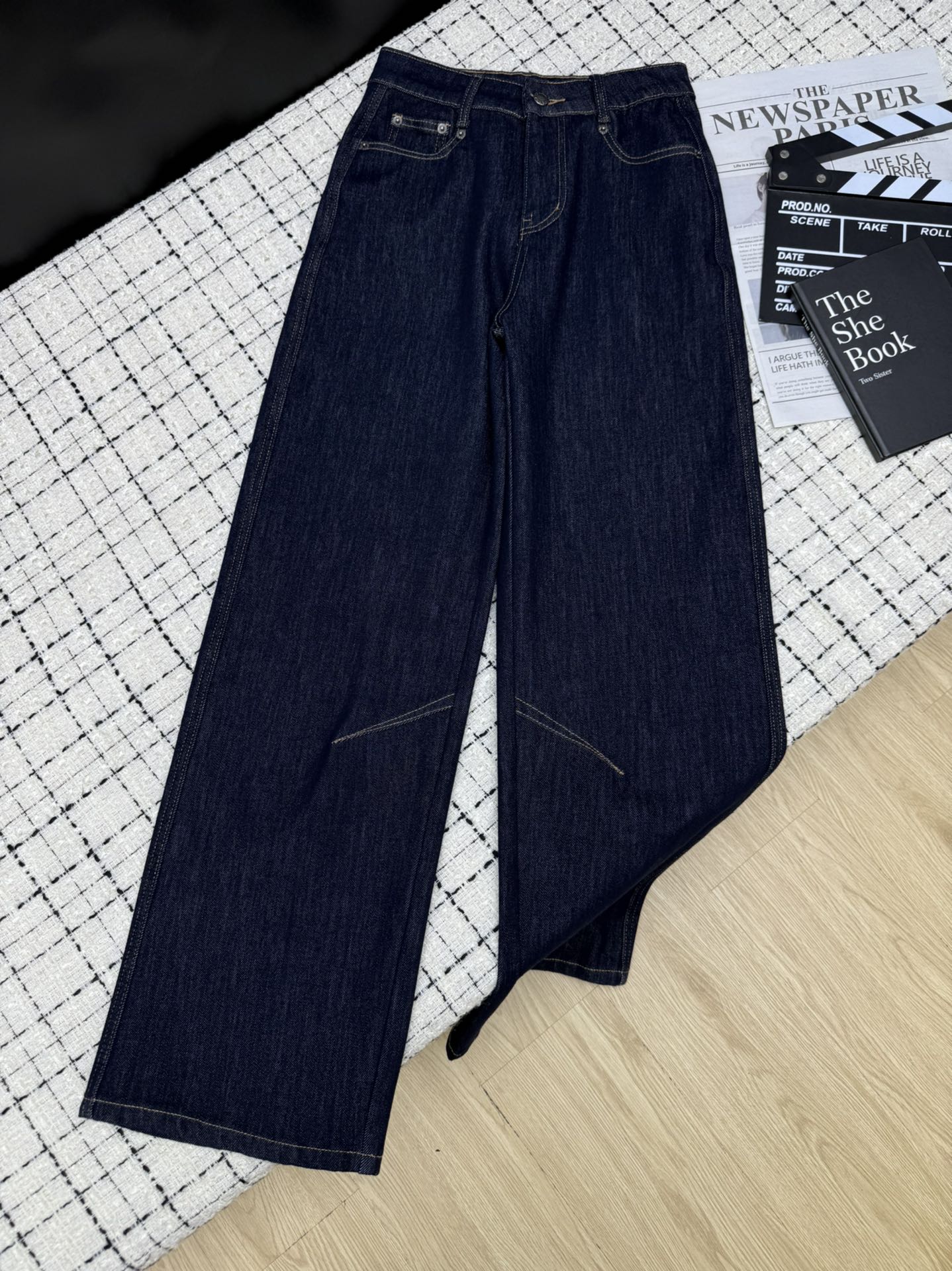 NO:731614,Early spring 26, casual straight jeans decorated with triangle logo on the back pocket. Recommended for daily casual wear. Made of customized imported four-way elastic fabric. It feels very comfortable and has good breathability. The entire trousers are also cut well. White, light blue, original denim color, all colors are very versatile. Three colors 26-27-28-29-30.,,jeans,1986090926早春 后口袋三角标装饰休闲直筒牛仔裤 日常休闲搭配推荐 采用定制进口四面弹面料 手感非常舒服 透气性也很好 整个裤型剪裁也很棒 白色 浅蓝色 牛仔原色 颜色都非常百搭 三色26-27-28-29-30.,,jeans,,Women's clothing