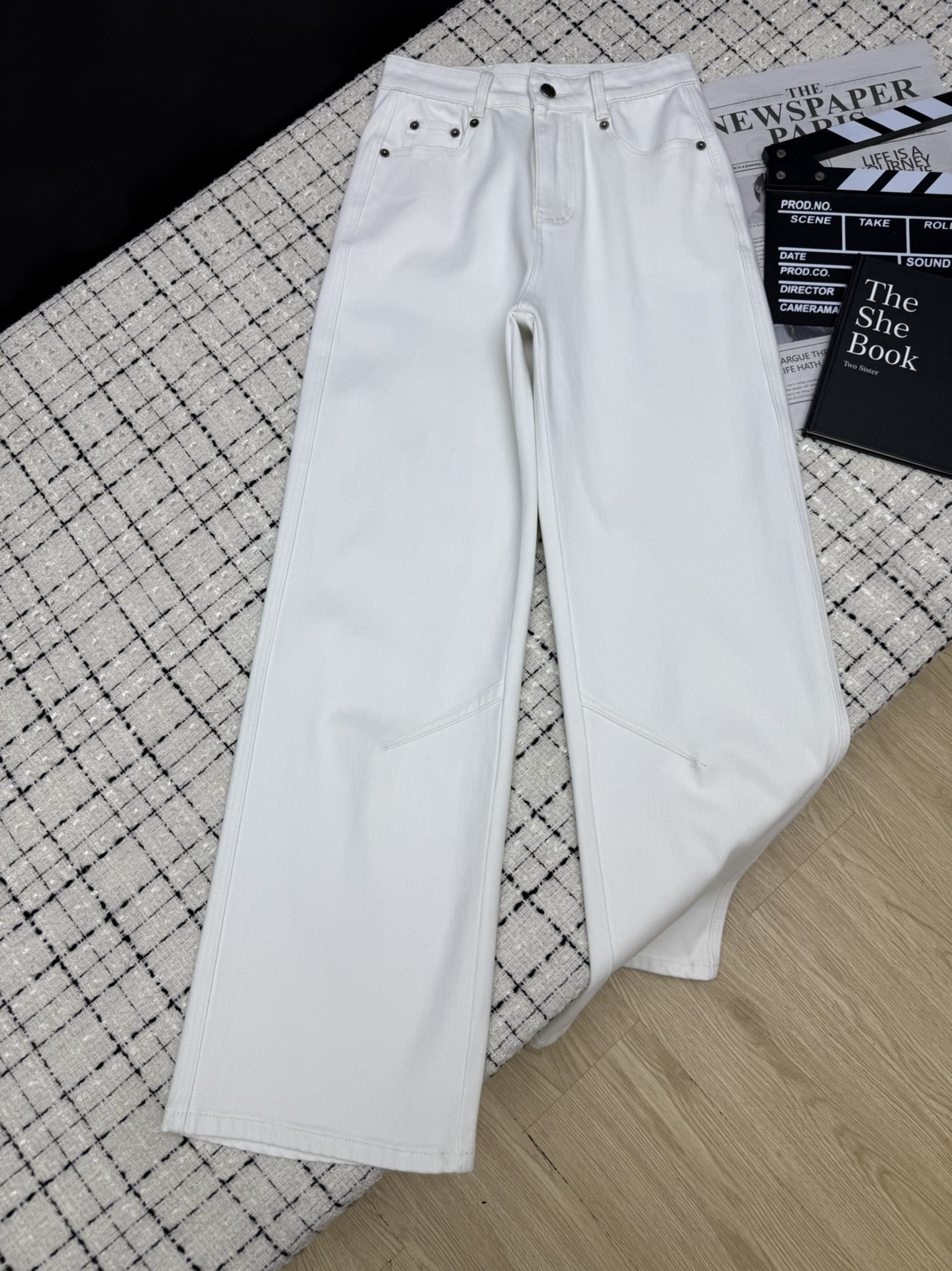 NO:731590,Early spring 26, casual straight jeans decorated with triangle logo on the back pocket. Recommended for daily casual wear. Made of customized imported four-way elastic fabric. It feels very comfortable and has good breathability. The entire trousers are also cut well. White, light blue, original denim color, all colors are very versatile. Three colors 26-27-28-29-30.,,jeans,1986090926早春 后口袋三角标装饰休闲直筒牛仔裤 日常休闲搭配推荐 采用定制进口四面弹面料 手感非常舒服 透气性也很好 整个裤型剪裁也很棒 白色 浅蓝色 牛仔原色 颜色都非常百搭 三色26-27-28-29-30.,,jeans,,Women's clothing