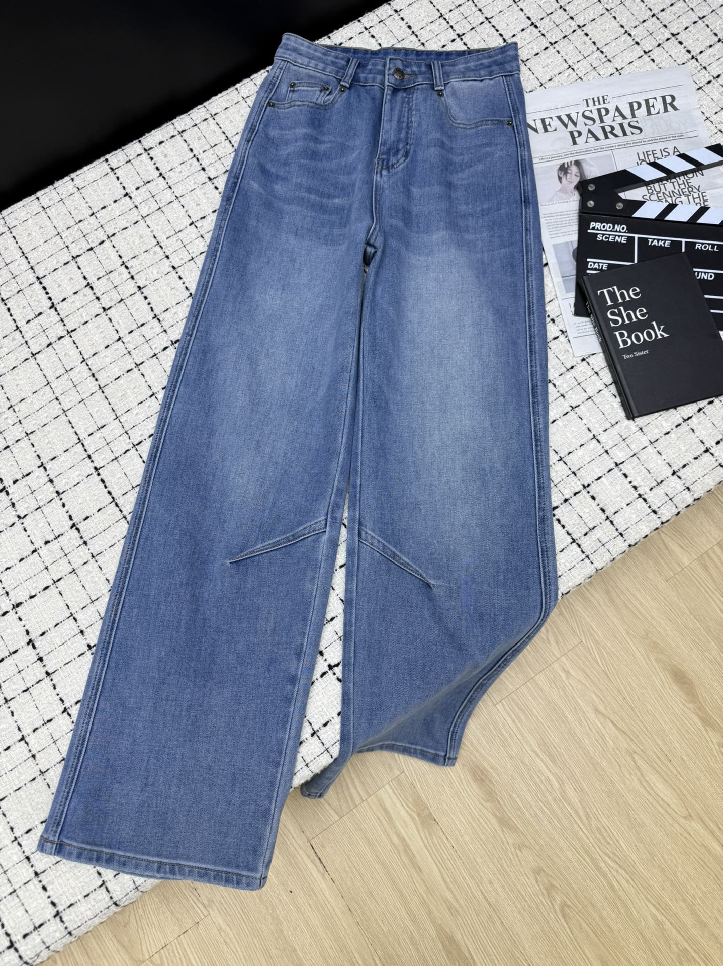 NO:731602,Early spring 26, casual straight jeans decorated with triangle logo on the back pocket. Recommended for daily casual wear. Made of customized imported four-way elastic fabric. It feels very comfortable and has good breathability. The entire trousers are also cut well. White, light blue, original denim color, all colors are very versatile. Three colors 26-27-28-29-30.,,jeans,1986090926早春 后口袋三角标装饰休闲直筒牛仔裤 日常休闲搭配推荐 采用定制进口四面弹面料 手感非常舒服 透气性也很好 整个裤型剪裁也很棒 白色 浅蓝色 牛仔原色 颜色都非常百搭 三色26-27-28-29-30.,,jeans,,Women's clothing