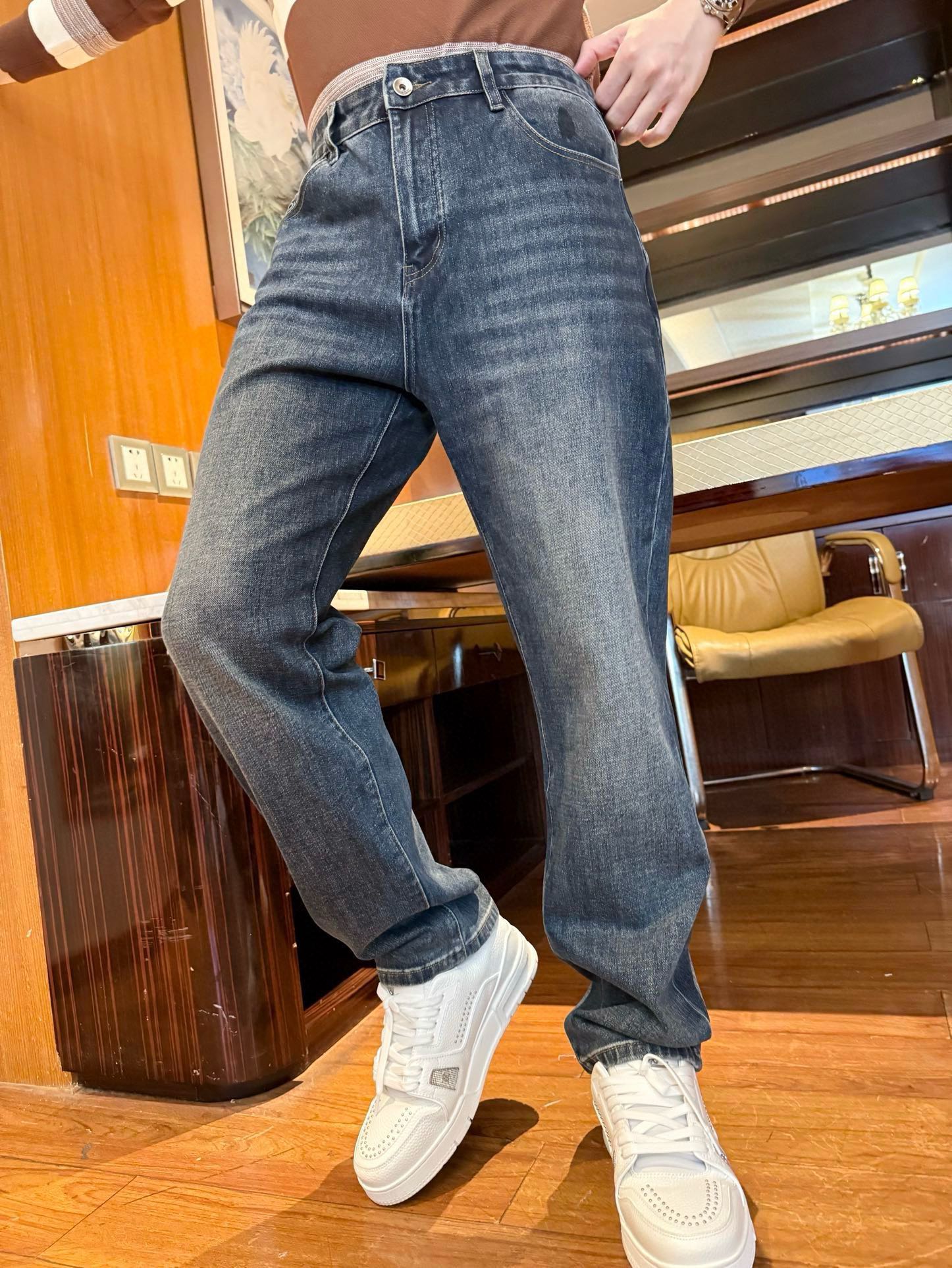 NO:734627,Burberry-2025 new jeans!  It is made of high-quality denim fabric, which has both soft touch and wear-resistant properties. It is washed with a special process to show a layered retro blue tone. It is retro without losing texture. It is comfortable to wear and not easy to deform. It still maintains a good shape after long-term wear. The classic straight version is friendly to all kinds of body shapes and can modify the shape of the legs.  Create neat dressing lines. Simple trouser design, without unnecessary and complicated decorations, showing a smart and casual style, easily adaptable to a variety of dressing styles. Size: 29-38 (model 180/140 wears 33, with Hong Kong Lane Crawford gift box packaging),, burberry, jeans,19860909巴宝莉-2025新款牛仔裤！采用高品质牛仔面料,兼具柔软触感与耐磨特性,经特殊工艺水洗处理,呈现出富有层次的复古蓝调,复古又不失质感,穿着舒适且不易变形,久穿依旧保持良好版型.经典直筒版型,对各种身材友好,能够修饰腿型,打造利落穿搭线条.简约的裤型设计,没有多余繁杂装饰,尽显干练随性风格,轻松适配多种穿搭风格.码数:29-38(模特180/140穿33,配香港连卡佛礼盒包装),,burberry,jeans,,Men's clothing