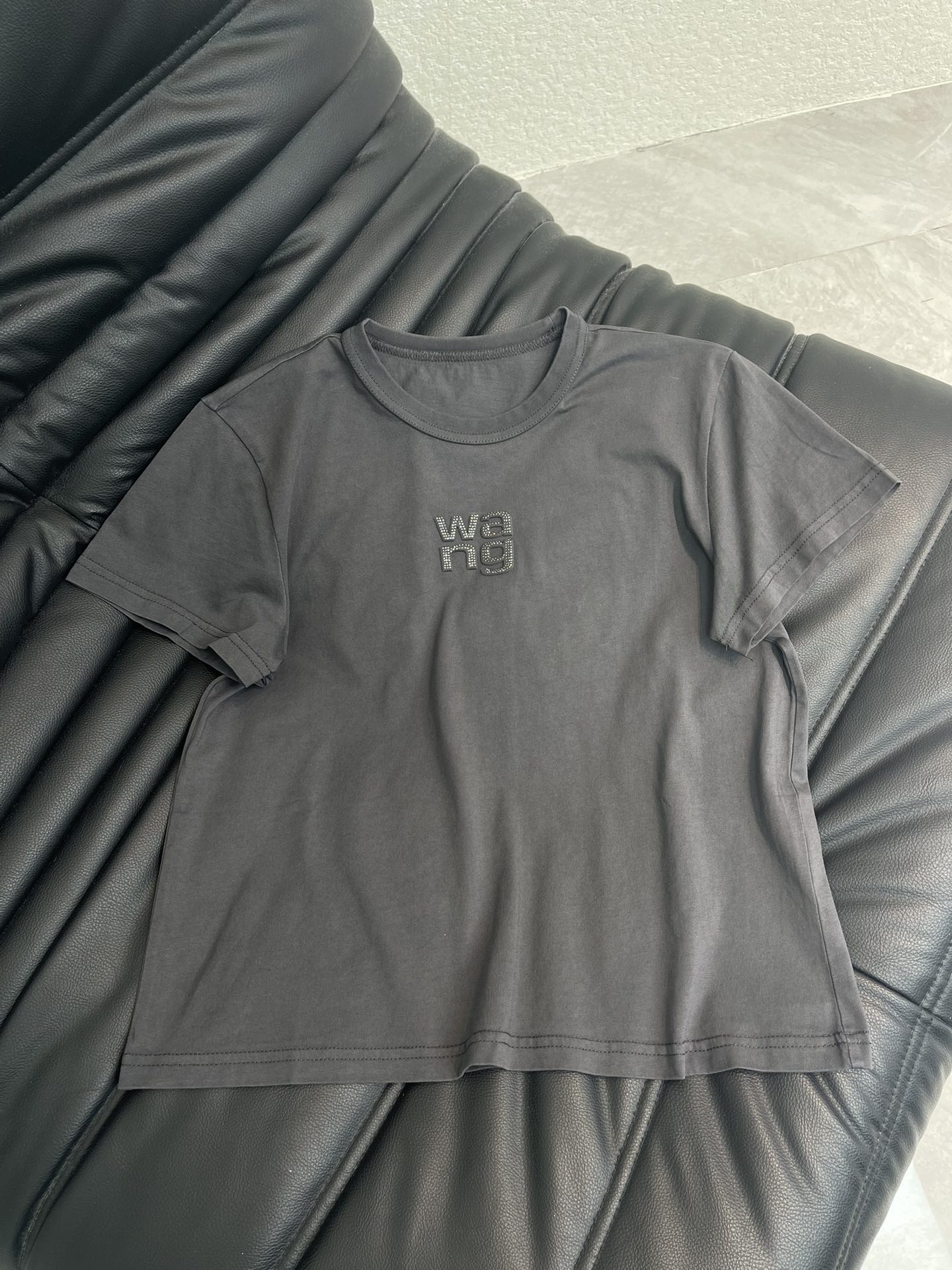 NO:733418,Alexander Wan*26 new spring and summer three-dimensional logo short-sleeved T-shirt, dark black pure cotton material, soft and comfortable, super friendly for daily wear, 'WANG' three-dimensional embroidery on the chest, simple and recognizable, short cut, paired with high-waisted jeans or skirts, easily create a fashionable and casual style, round neck design is classic and versatile, suitable for a variety of body types, it is suitable for early spring or summer, it is a must-have item for fashion lovers!  Size SML A,,skirts,jeans,T-shirt,tees,t-shirt,19860909Alexander Wan*26春夏新款立体logo短袖T恤,深黑色纯棉材质,柔软舒适,日常穿着超友好,胸前“WANG”立体刺绣,简约又有辨识度,短款剪裁,搭配高腰牛仔裤或半身裙,轻松打造时尚休闲风,圆领设计经典百搭,适合多种身材,早春或夏季都很适合入手,是潮流爱好者必入单品！码数SML A,,skirts,jeans,T-shirt,tees，t-shirt,,Women's clothing