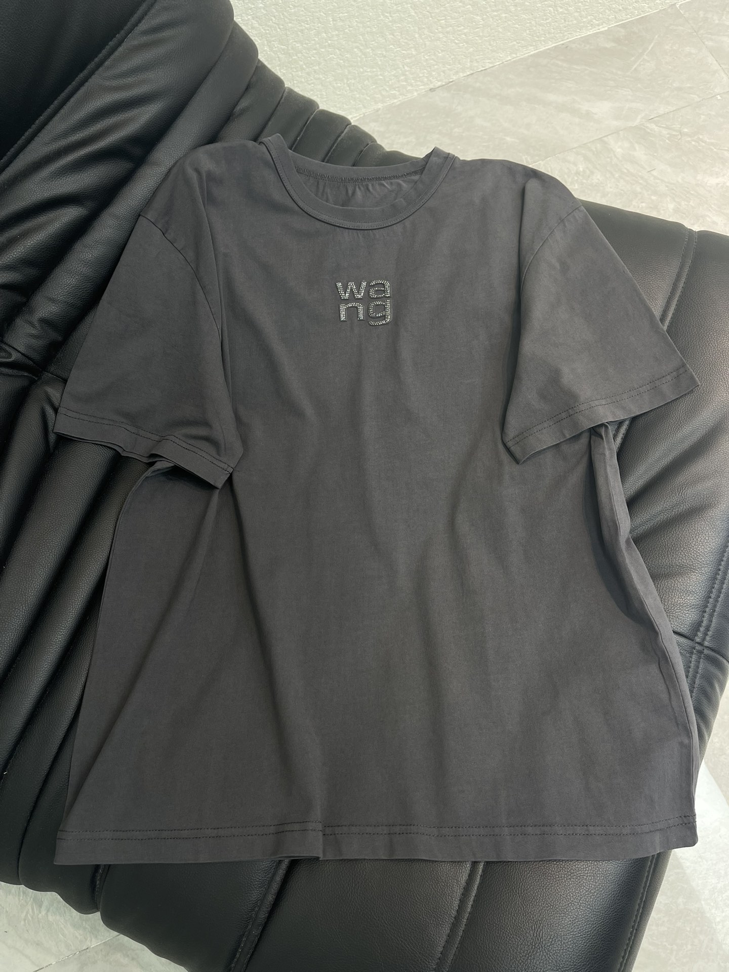 NO:733423,Alexander Wan*26 new spring and summer three-dimensional logo short-sleeved T-shirt, dark black color + 'wang' logo on the chest, simple and recognizable, high-quality cotton, soft and breathable, super comfortable for daily wear, loose version, tolerant of various body types, very stylish with jeans and overalls, easy to create street style or casual style, the logo details are very textured, it is the brand's iconic design, a must-have for fashionistas!  Size SML AA,,jeans,T-shirt,tees,t-shirt,19860909Alexander Wan*26春夏新款立体logo短袖T恤,深黑色调+胸前“wang”Logo,简约又有辨识度,高品质棉料,柔软透气,日常穿着超舒适,宽松版型,包容多种身材,随便搭配牛仔裤、工装裤都很有型,轻松打造街头风或休闲风,Logo细节很有质感,是品牌标志性设计,潮人必备！码数SML AA,,jeans,T-shirt,tees，t-shirt,,Women's clothing