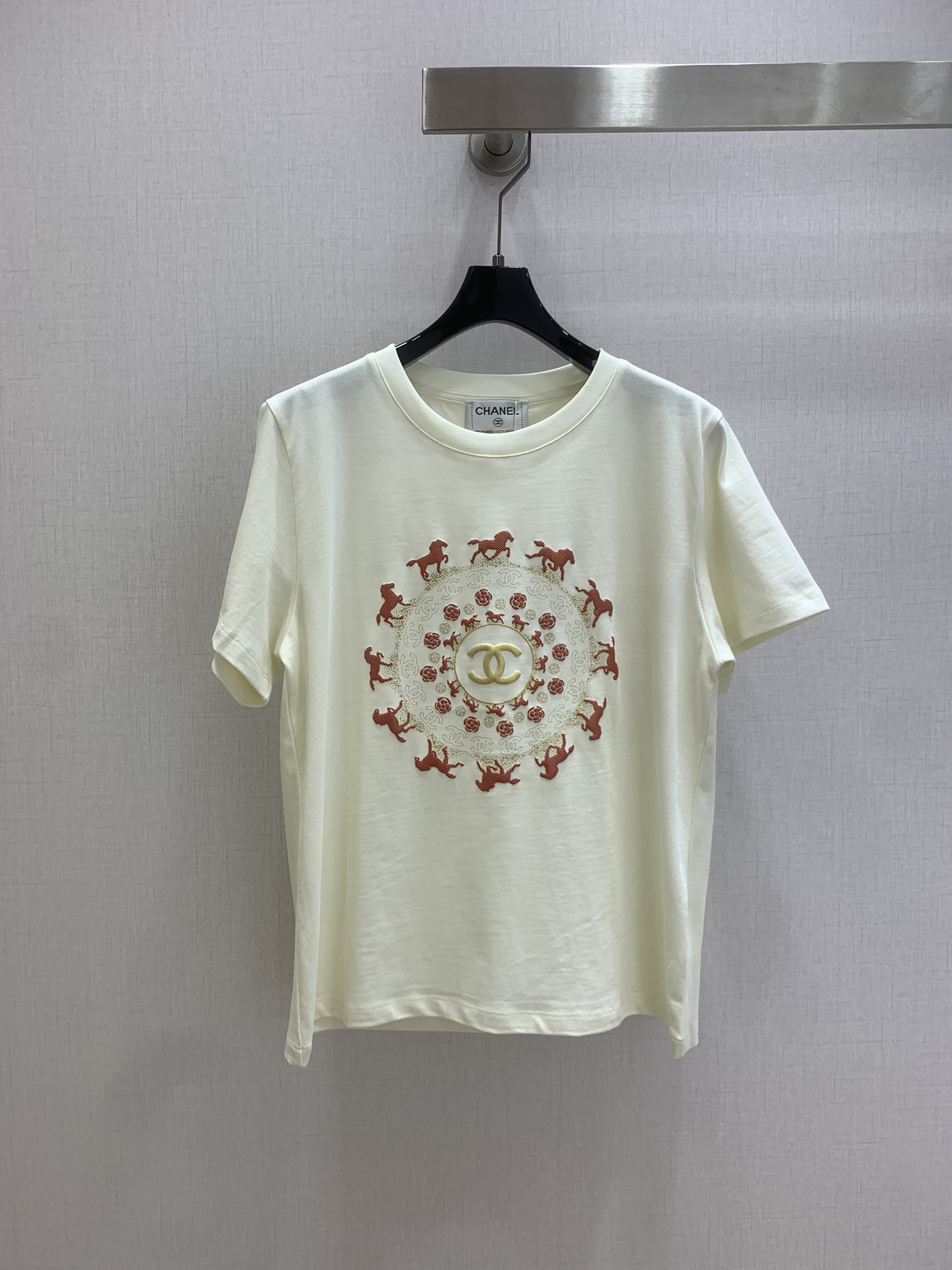 NO:732147,Highly recommended 26 early spring new short-sleeved T-shirt with embroidery pattern. The circular embroidery on the front is super eye-catching. In the middle is the classic double C logo. The outer circle is surrounded by red horses and flowers. It is full of artistic sense and has a simple cut. The round neck design is perfect for daily wear or casual wear!  Exquisite embroidery craftsmanship, details must be in one color SML code, high quality ABC, T-shirt, tees, t-shirt,19860909强烈推荐 26早春新款 刺绣图案短袖T恤,正面圆形刺绣超吸睛,中间是经典双C标志,外圈环绕红色马匹和花卉,艺术感满满剪裁简约,圆领设计,日常穿搭或休闲都很OK！刺绣工艺精致,细节控必入一个色 SML码 高品质ABC,,T-shirt,tees，t-shirt,,Women's clothing