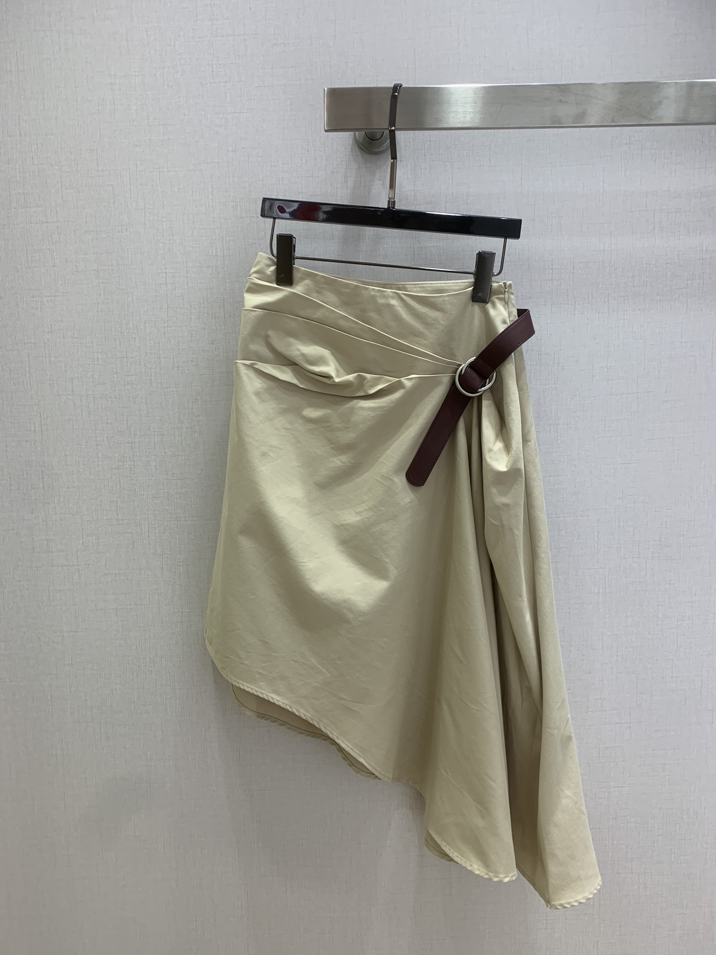 NO:732132,Highly recommended 26 early spring new style short stand-up collar windbreaker jacket and irregular pleated long skirt. Separate batches. Light khaki color is super gentle, cotton fabric + dark brown leather details, perfect texture!  The windbreaker is simple and neat, the logo embroidery on the chest is very recognizable, the waistband design of the skirt modifies the waistline, and the layering is up. It can be easily controlled for daily commuting or leisure. It is elegant and practical. It is the first choice for early spring!  One color SMLXL code High quality,skirts,jackets & coats,19860909强烈推荐 26早春新款 短款立领风衣外套不规则褶皱长半裙 分开批 浅卡其色超温柔,棉质面料+深棕皮革细节,质感满分！风衣简约利落,胸前徽标刺绣超有辨识度,半裙腰带设计修饰腰线,层次感up,日常通勤or休闲都能轻松驾驭,优雅又实用,早春穿搭首选！一个色 SMLXL码 高品质,,skirts,jackets & coats,,Women's clothing