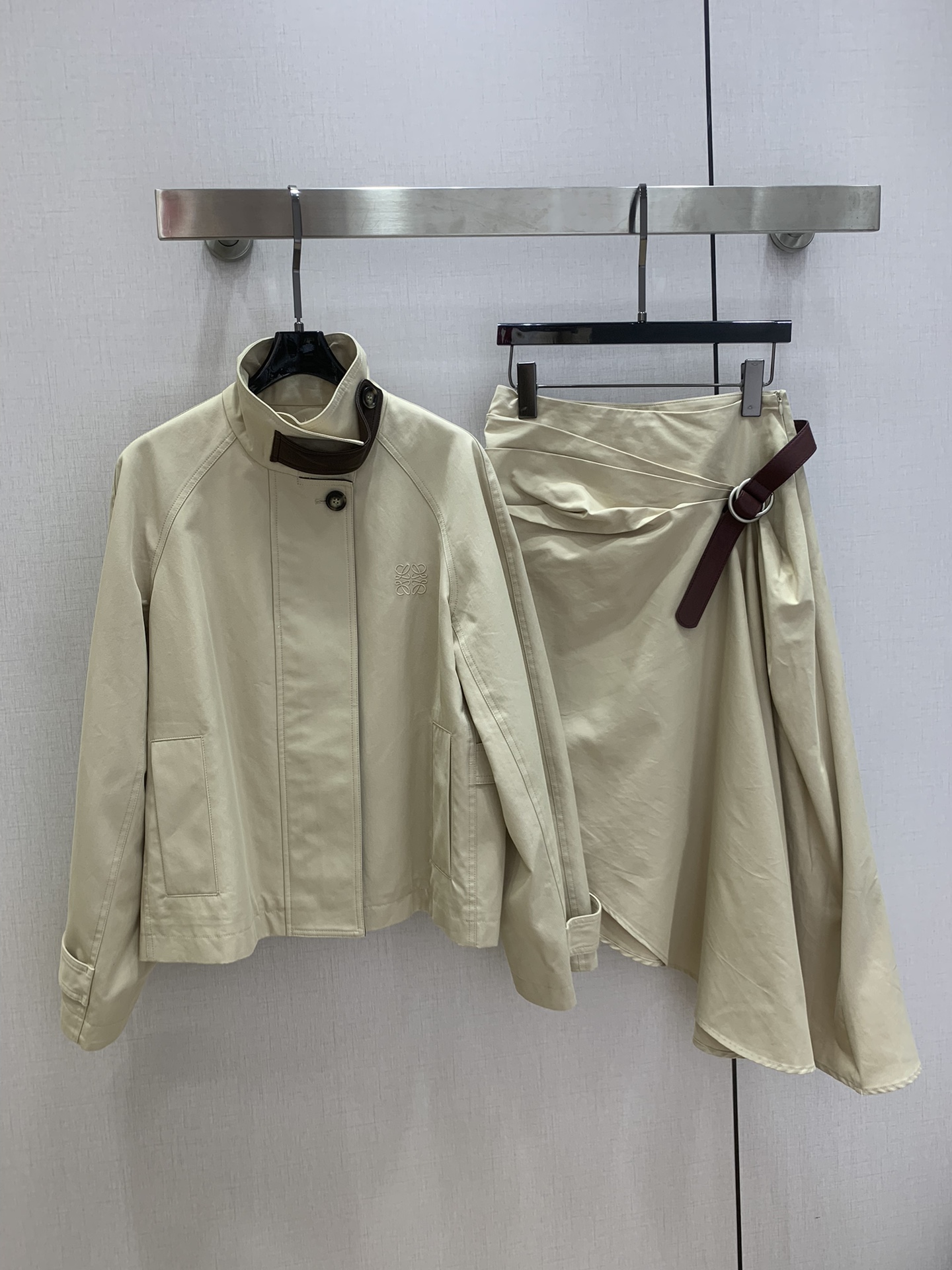 NO:732137,Highly recommended 26 early spring new style short stand-up collar windbreaker jacket and irregular pleated long skirt. Separate batches. Light khaki color is super gentle, cotton fabric + dark brown leather details, perfect texture!  The windbreaker is simple and neat, the logo embroidery on the chest is very recognizable, the waistband design of the skirt modifies the waistline, and the layering is up. It can be easily controlled for daily commuting or leisure. It is elegant and practical. It is the first choice for early spring!  One color SMLXL code High quality outerwear, skirts, jackets & coats,19860909强烈推荐 26早春新款 短款立领风衣外套不规则褶皱长半裙 分开批 浅卡其色超温柔,棉质面料+深棕皮革细节,质感满分！风衣简约利落,胸前徽标刺绣超有辨识度,半裙腰带设计修饰腰线,层次感up,日常通勤or休闲都能轻松驾驭,优雅又实用,早春穿搭首选！一个色 SMLXL码 高品质外,,skirts,jackets & coats,,Women's clothing