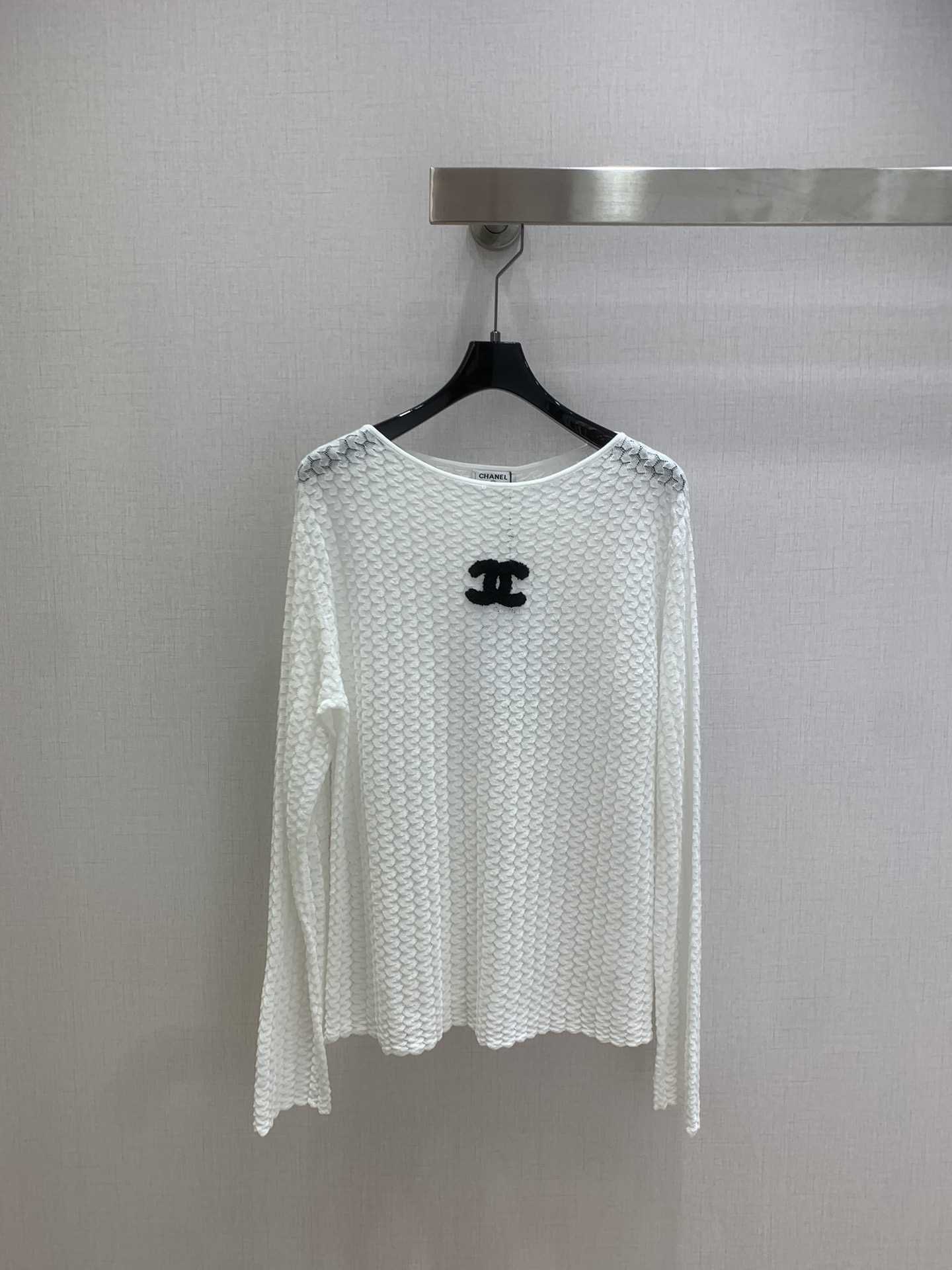 NO:732157,Highly recommended 26 early spring new textured knitted sweater, soft and delicate material, super comfortable to wear!  The classic double C logo on the front, perfect brand recognition, loose fit + long-sleeved design, easy to wear in the lazy style of autumn and winter, suitable for commuting and leisure. The knitted texture is delicate and soft to the touch. It goes well with jeans or skirts, and can easily create a high-end look!  Two colors SML code high quality ABC,,skirts,jeans,sweaters,19860909强烈推荐 26早春新款 肌理感针织毛衣,柔软细腻材质,穿着超舒适！正面经典双C Logo,品牌辨识度满分,宽松版型+长袖设计,秋冬慵懒风轻松拿捏,通勤休闲都能穿.针织纹理细腻,触感软糯,搭配牛仔裤或裙装都很出彩,轻松打造高级感穿搭look！两个色 SML码 高品质ABC,,skirts,jeans,sweaters,,Women's clothing