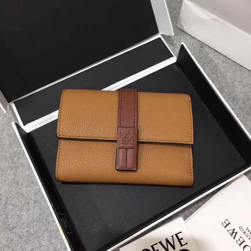 NO:718230,Small vertical wallet series wallets are made of soft textured piqué calfskin and contrasting calfskin. It has zipper pockets, card slots and slip pockets, and a button switch. It is exquisite and practical. Model number, size 12*8.5, Loewe wallet, loewe, wallets, cowhide19860909Small vertical wallet系列钱夹 选用质感柔软珠地小牛皮搭撞色小牛皮,内有拉链口袋、卡位及插袋,喼纽开关,精致、实用. 款号,尺寸12*8.5,罗意威钱包,loewe,wallets,cowhide,欧美剧