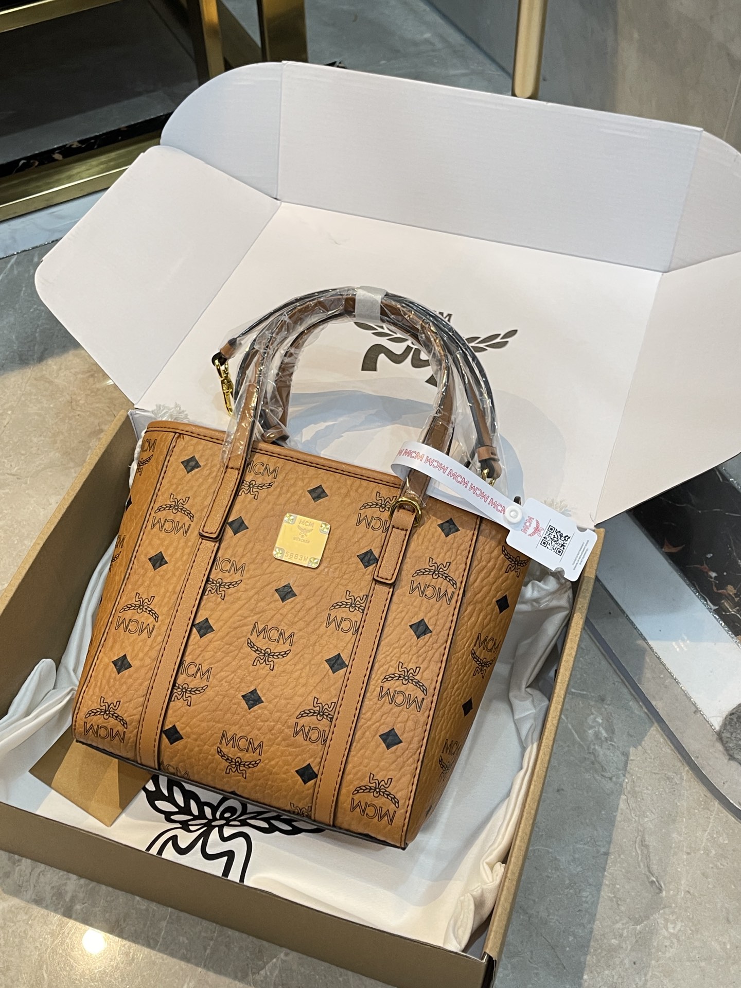 Original p140, empaque de caja de avión de la tienda oficial, medidas: 20*19 cm. Nuevo modelo MCM cesta, diseño combina…