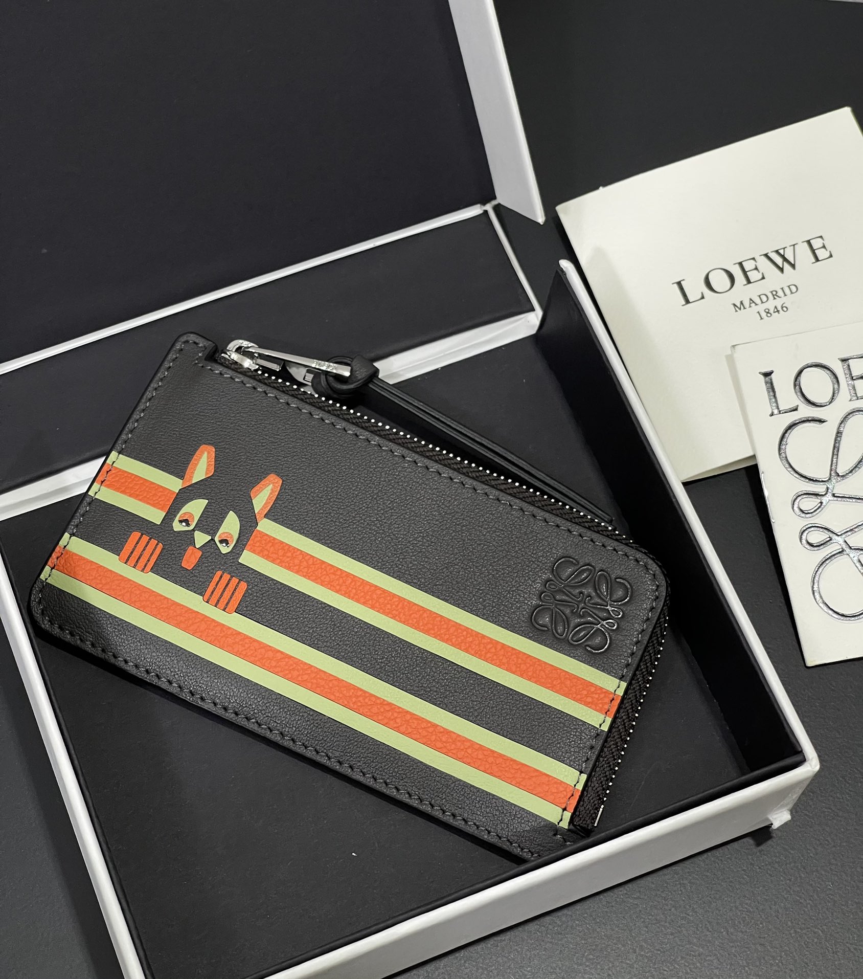 NO:718234,Limited edition LOEWE Louis Wain’s Futurist Cat co-branded zippered card holder!  Decorated with two-color stripes, leather-inlaid cat pattern, and letter print on the other side. Four card slots and zipper compartment. Style size 13*7.5 (note that the pattern is leather-inlaid, and gaps are normal), Loewe wallet, louis vuitton, loewe, loewe, wallets19860909限定款LOEWE Louis Wain的Futurist Cat 联名款拉链小卡包！ 饰有双色条纹, 皮革镶嵌的猫咪图案, 另一面饰有字母印花. 四个卡位和拉链隔层. 款号 尺寸13*7.5（注意图案是皮镶嵌的, 有缝隙属于正常）,罗意威钱包,louis vuitton,loewe,loewe,wallets,欧美剧