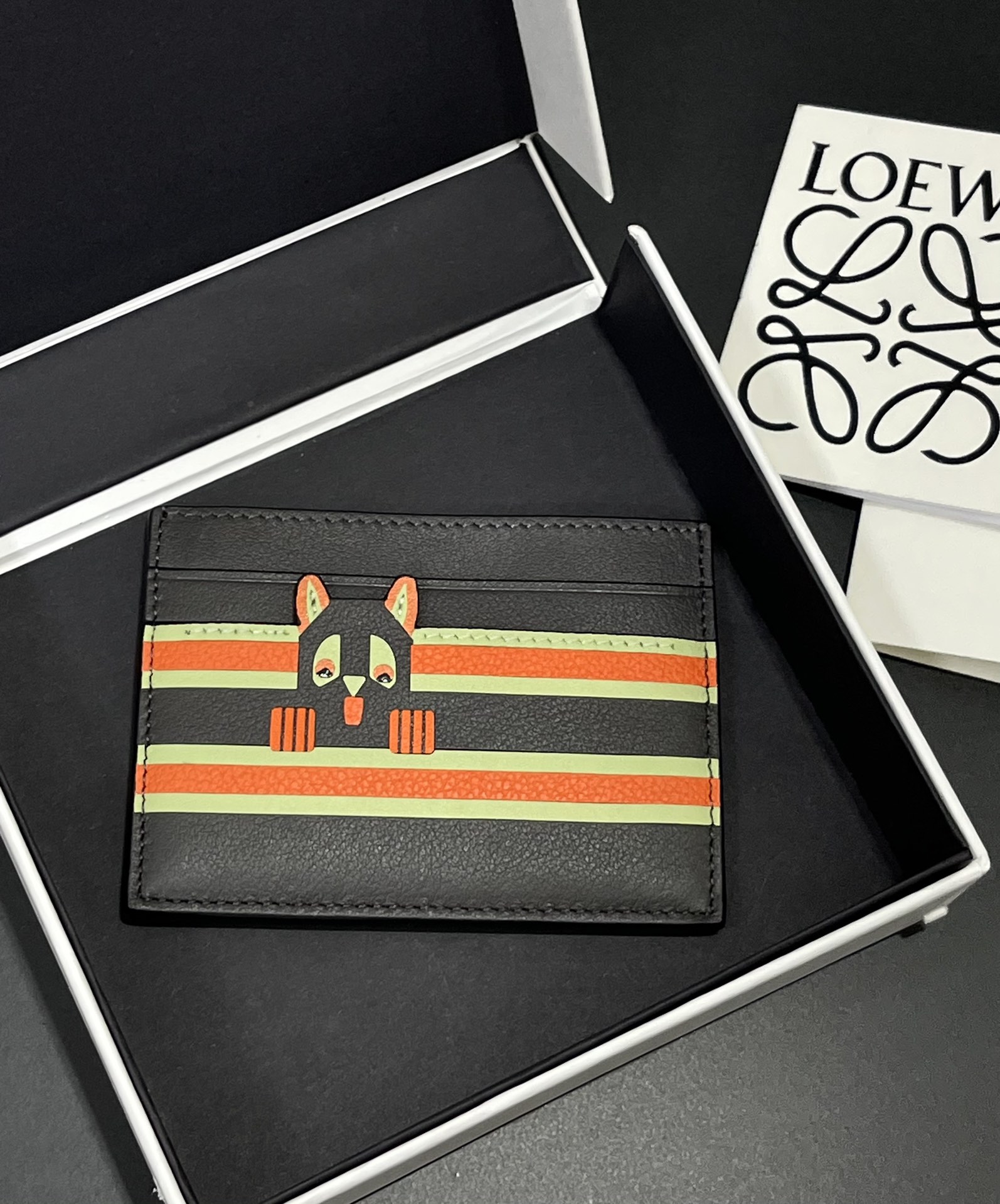 NO:718239,Limited edition LOEWE Louis Wain’s Futurist Cat single-piece co-branded card holder!  Interesting cat pattern, childlike and artistic. Inspired by the anthropomorphic cats of British illustrator Louis Wain!  Style No. 3829, size 107.5 (note that the pattern is inlaid with leather, any gaps are normal), Loewe wallet, louis vuitton, loewe, loewe, wallets19860909限定款LOEWE Louis Wain的Futurist Cat 单片联名卡包！ 趣味猫咪图案,童趣又有艺术感.灵感源自英国插画师Louis Wain的拟人猫咪！ 款号3829尺寸107.5（注意图案是皮镶嵌的, 有缝隙属于正常）,罗意威钱包,louis vuitton,loewe,loewe,wallets,欧美剧