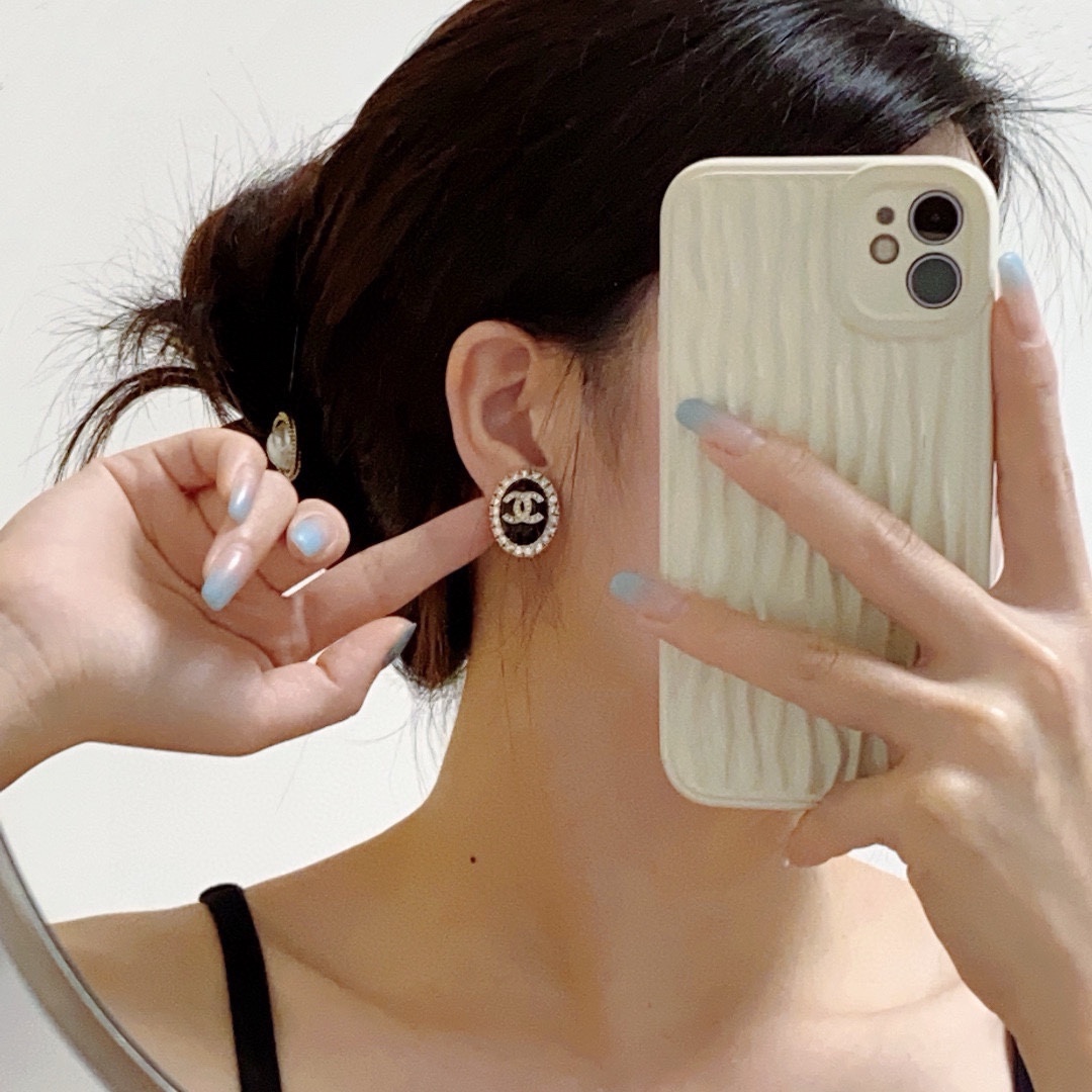 NO:724408,The latest model of ear clips at the CHANEl counter is synchronized with the new Chanel ear clip earrings. This brand is absolutely known among fashionable women. The original logo prints all know its classic and timeless three-dimensional sense. It is super good and super popular. Brass material 9.25 silver needle, jewelry boutique, chanel, chanel, earrings19860909耳夹CHANEl专柜最新款同步上新香奈儿耳夹耳环大牌香奶奶这个品牌在时尚女性当中绝对无所不知原版logo字印都知道它的经典与岁月立体感超强 超好超抢手 黄铜材质 9.25银针,饰品精品,chanel,chanel,earrings,Jewelry