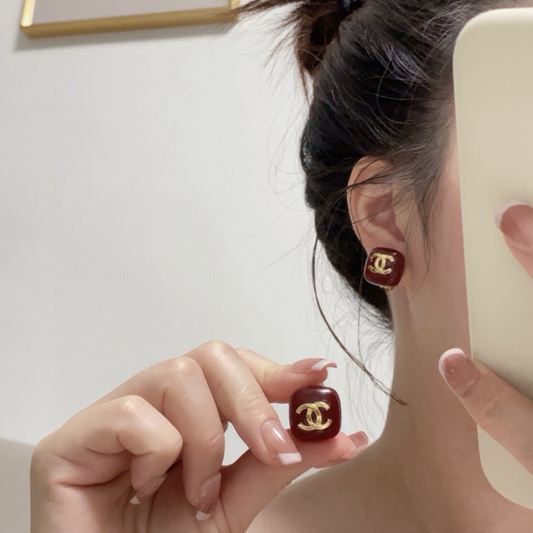 NO:724365,The latest model of ear clips at the CHANEl counter is synchronized with the new Chanel ear clip earrings. This brand is absolutely known among fashionable women. The original logo prints all know its classic and timeless three-dimensional sense. It is super good and super popular. Brass material 9.25 silver needle, jewelry boutique, chanel, chanel, earrings19860909耳夹CHANEl专柜最新款同步上新香奈儿耳夹耳环大牌香奶奶这个品牌在时尚女性当中绝对无所不知原版logo字印都知道它的经典与岁月立体感超强 超好超抢手 黄铜材质 9.25银针,饰品精品,chanel,chanel,earrings,Jewelry