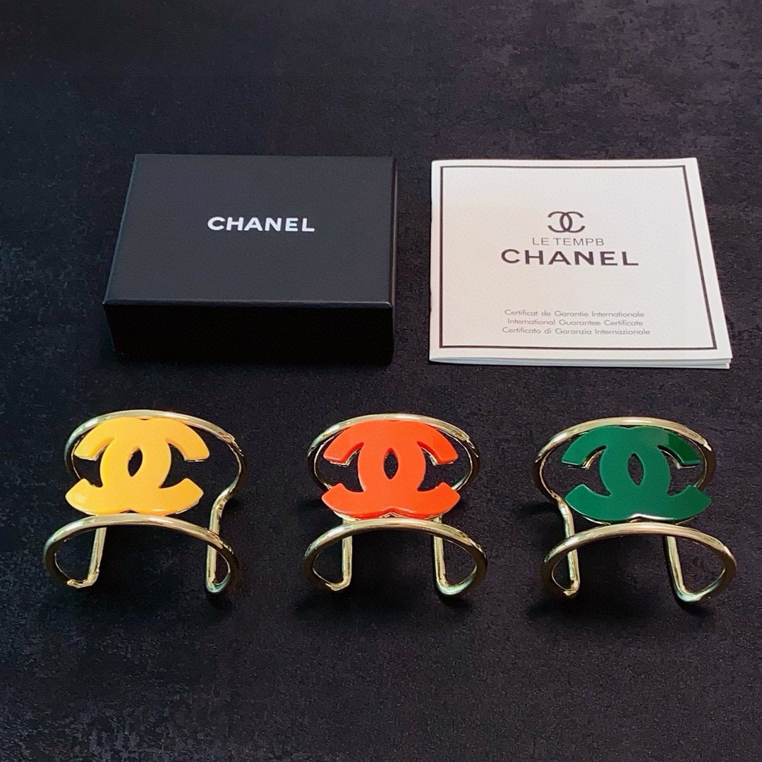 NO:724382,New CHANEL Chanel good quality wide version bracelet with logo green, yellow, orange open bracelet bracelet jewelry New thick bracelet A must-have for advanced customization and exquisite small items. It can be worn all year round to enhance the clothes with details and enhance the texture. Elegant temperament, fashionable collection, daily commuting and exquisite, jewelry boutique, chanel, chanel, bracelet19860909新款CHANEL 香奈儿好品质宽版手镯带logo绿色、黄色、橙色开口手镯bracelet jewelry 新款厚实手镯 高级定制精致小物件必备 一年四季都可配戴细节中提升衣品 提升质感 优雅气质时髦精收藏款日常通勤精致,饰品精品,chanel,chanel,bracelet,Jewelry