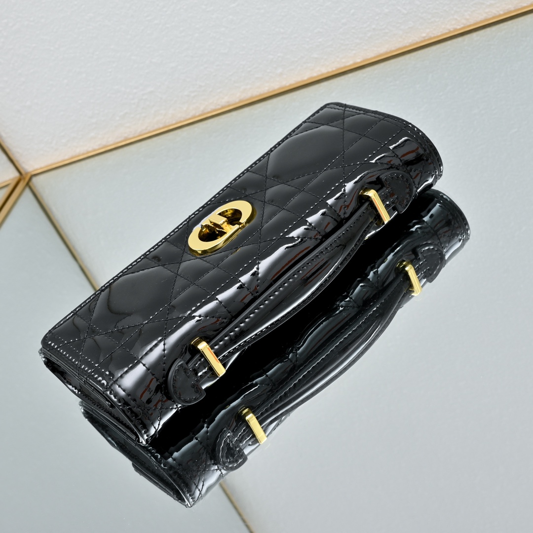 配盒子lady Dior 手拿包 ❤️❤️ 配盒子这款手拿包是本季新品，顶部搭配手柄，优雅实用，令 La