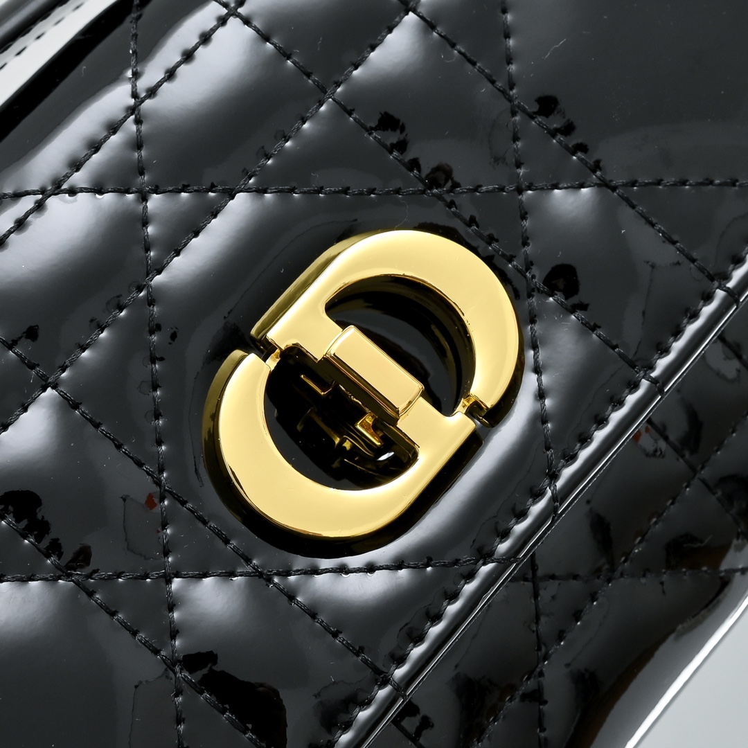 配盒子lady Dior 手拿包 ❤️❤️ 配盒子这款手拿包是本季新品，顶部搭配手柄，优雅实用，令 La