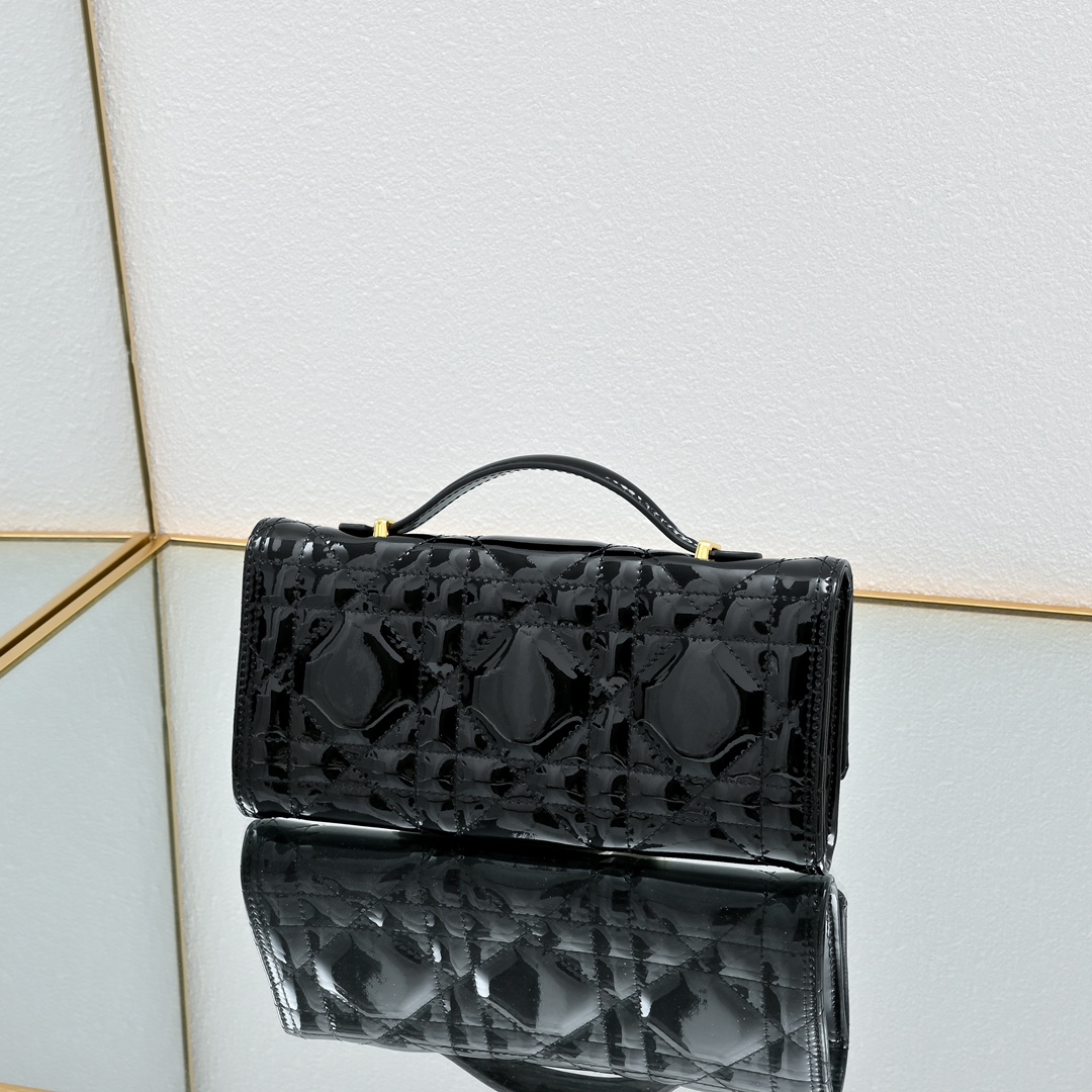 配盒子lady Dior 手拿包 ❤️❤️ 配盒子这款手拿包是本季新品，顶部搭配手柄，优雅实用，令 La