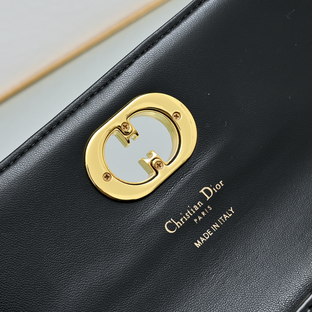 配盒子lady Dior 手拿包 ❤️❤️ 配盒子这款手拿包是本季新品，顶部搭配手柄，优雅实用，令 La