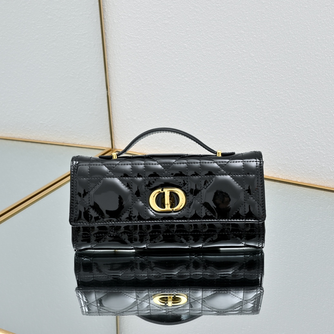 配盒子lady Dior 手拿包 ❤️❤️ 配盒子这款手拿包是本季新品，顶部搭配手柄，优雅实用，令 La