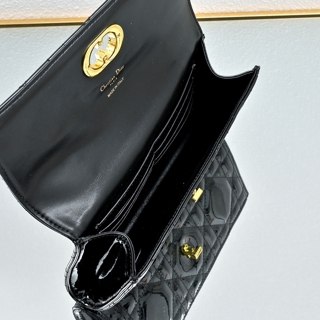 配盒子lady Dior 手拿包 ❤️❤️ 配盒子这款手拿包是本季新品，顶部搭配手柄，优雅实用，令 La