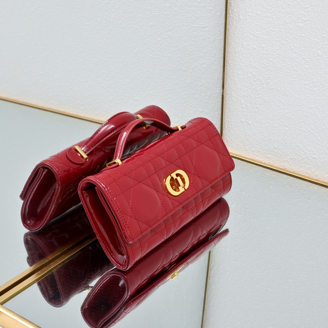 配盒子lady Dior漆皮 手拿包 ❤️❤️ 配盒子这款手拿包是本季新品，顶部搭配手柄，优雅实用，令 