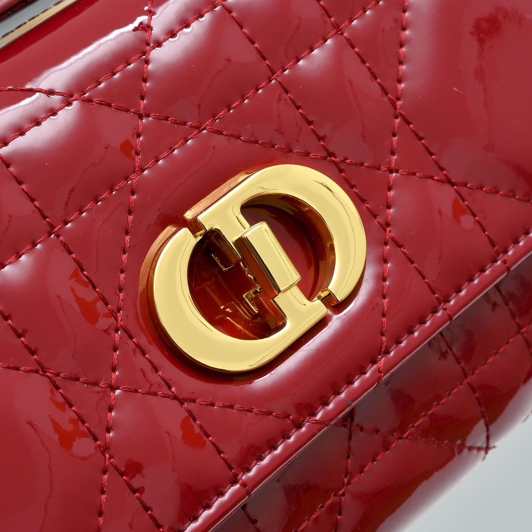 配盒子lady Dior漆皮 手拿包 ❤️❤️ 配盒子这款手拿包是本季新品，顶部搭配手柄，优雅实用，令 