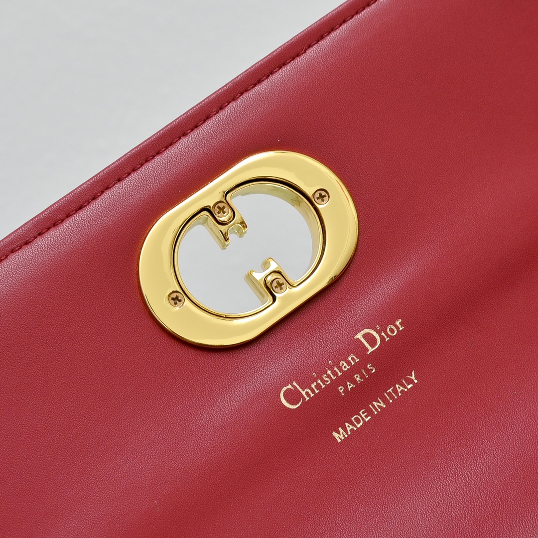 配盒子lady Dior漆皮 手拿包 ❤️❤️ 配盒子这款手拿包是本季新品，顶部搭配手柄，优雅实用，令 
