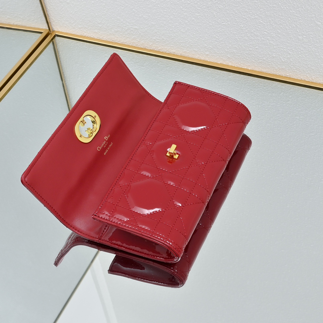 配盒子lady Dior漆皮 手拿包 ❤️❤️ 配盒子这款手拿包是本季新品，顶部搭配手柄，优雅实用，令 