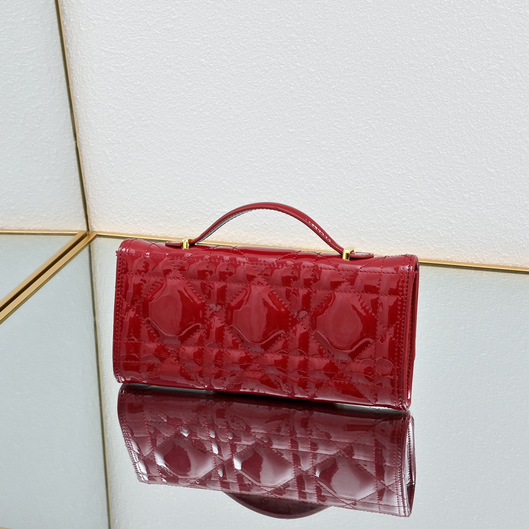 配盒子lady Dior漆皮 手拿包 ❤️❤️ 配盒子这款手拿包是本季新品，顶部搭配手柄，优雅实用，令 