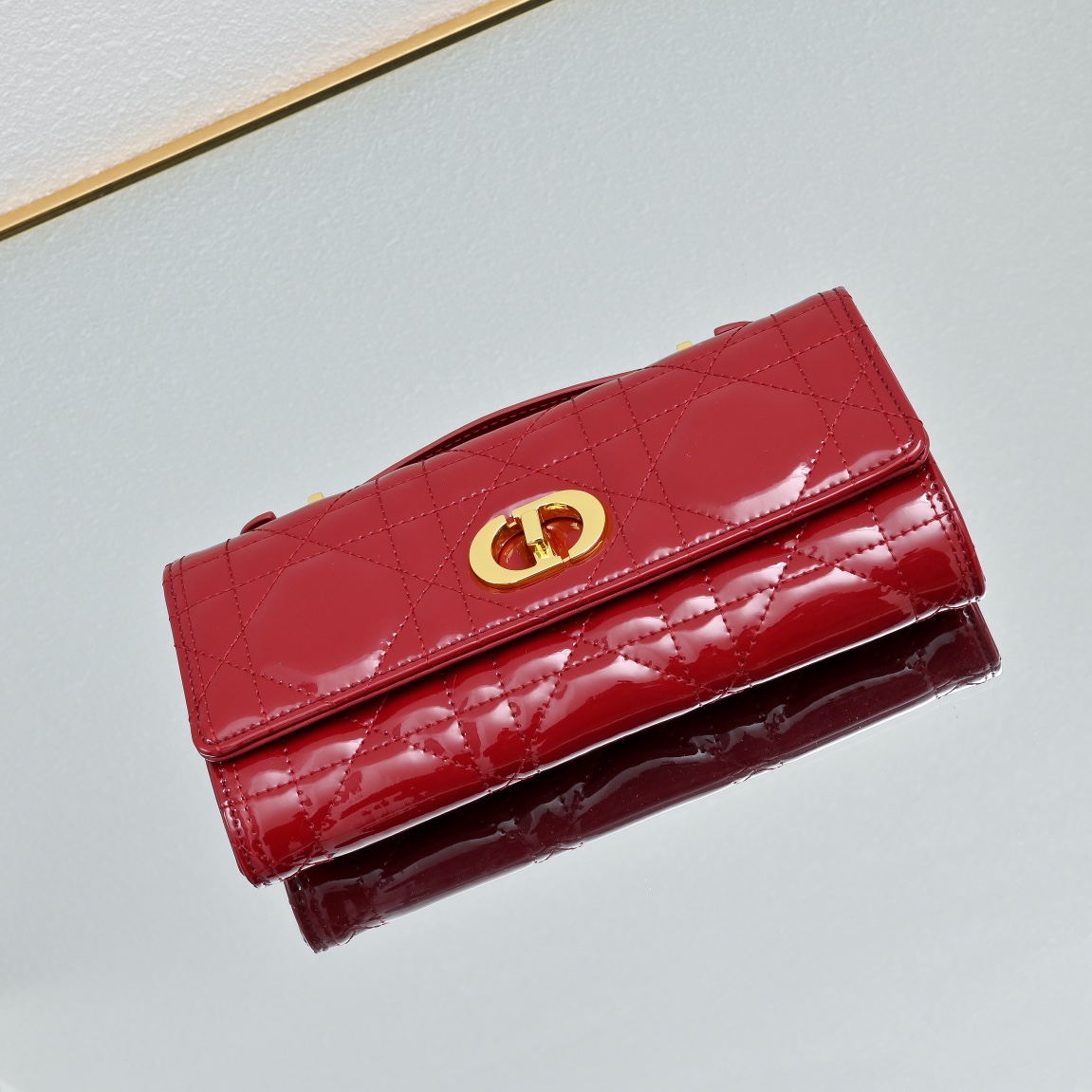 配盒子lady Dior漆皮 手拿包 ❤️❤️ 配盒子这款手拿包是本季新品，顶部搭配手柄，优雅实用，令 