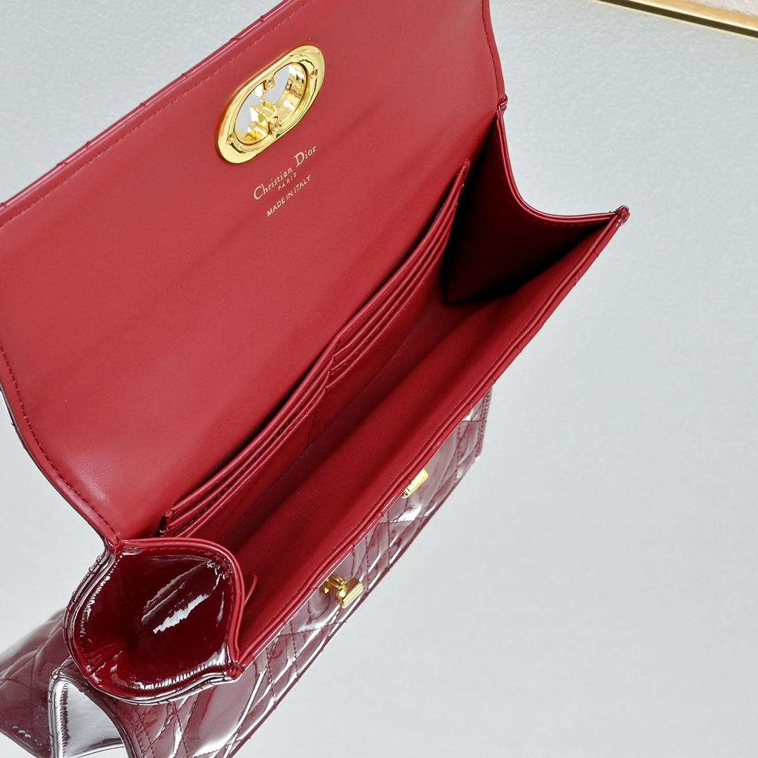 配盒子lady Dior漆皮 手拿包 ❤️❤️ 配盒子这款手拿包是本季新品，顶部搭配手柄，优雅实用，令 