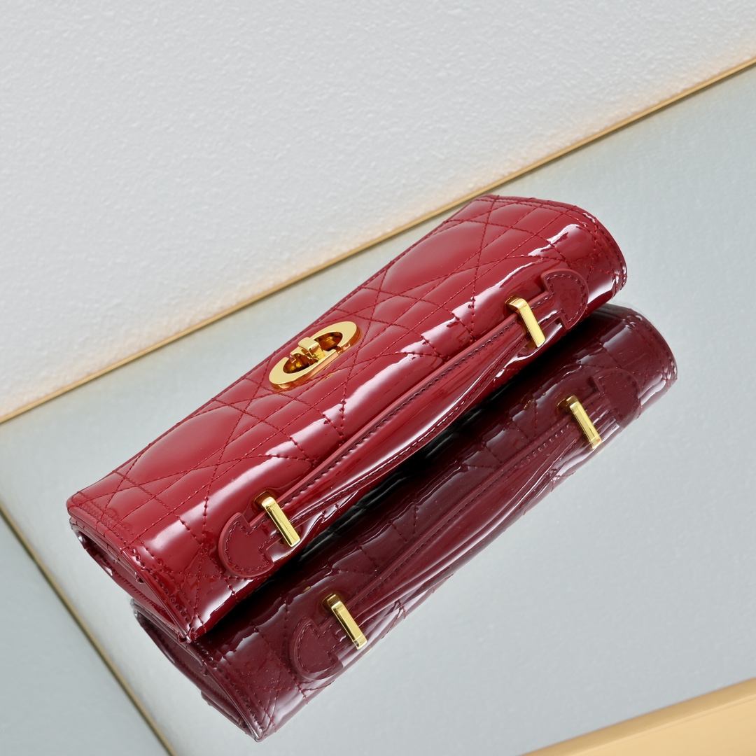 配盒子lady Dior漆皮 手拿包 ❤️❤️ 配盒子这款手拿包是本季新品，顶部搭配手柄，优雅实用，令 