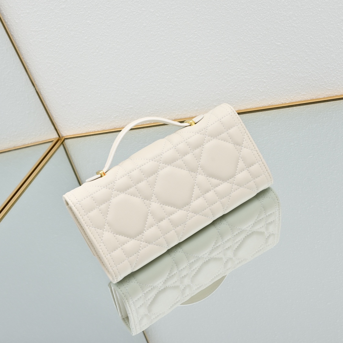 配盒子lady Dior羊皮手拿包 ❤️❤️ 配盒子这款手拿包是本季新品，顶部搭配手柄，优雅实用，令 L