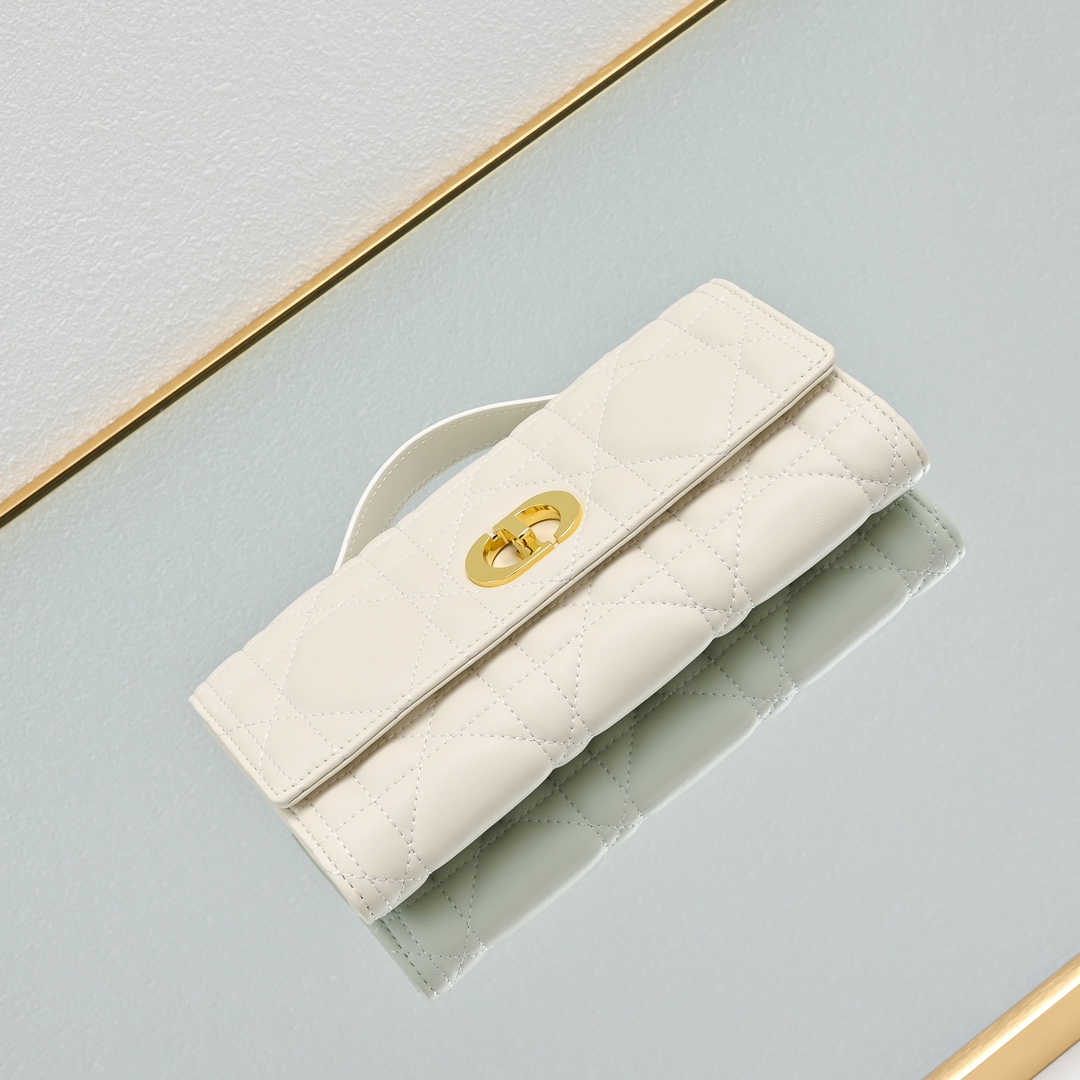 配盒子lady Dior羊皮手拿包 ❤️❤️ 配盒子这款手拿包是本季新品，顶部搭配手柄，优雅实用，令 L