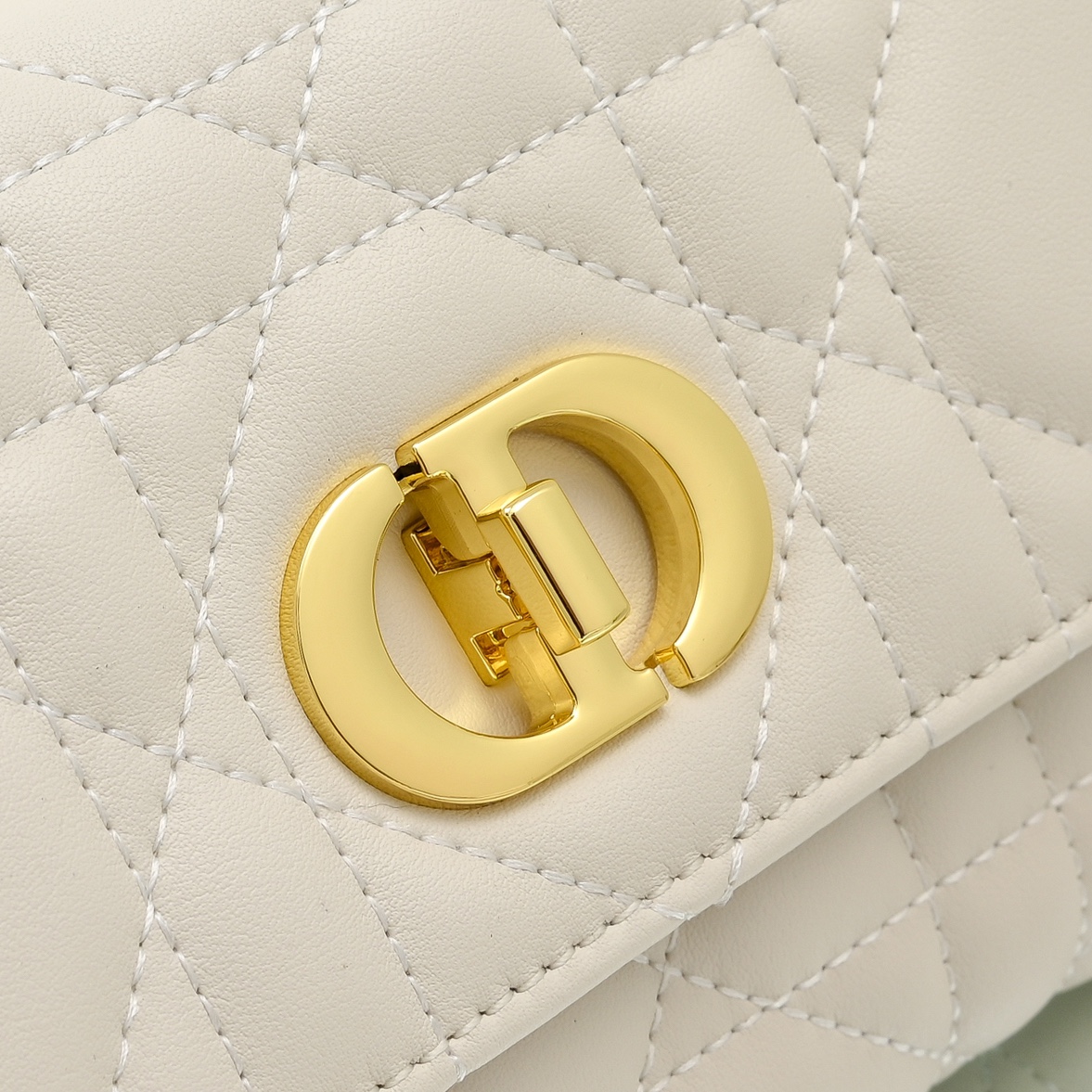 配盒子lady Dior羊皮手拿包 ❤️❤️ 配盒子这款手拿包是本季新品，顶部搭配手柄，优雅实用，令 L