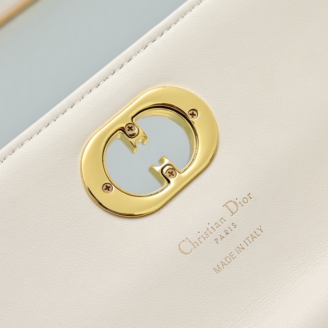 配盒子lady Dior羊皮手拿包 ❤️❤️ 配盒子这款手拿包是本季新品，顶部搭配手柄，优雅实用，令 L