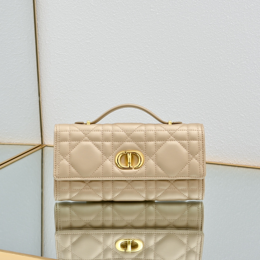 配盒子lady Dior羊皮手拿包 ❤️❤️ 配盒子这款手拿包是本季新品，顶部搭配手柄，优雅实用，令 L