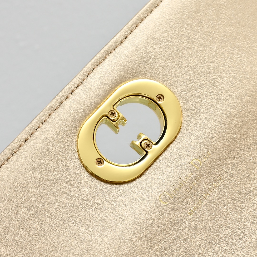 配盒子lady Dior羊皮手拿包 ❤️❤️ 配盒子这款手拿包是本季新品，顶部搭配手柄，优雅实用，令 L