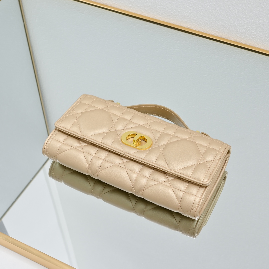 配盒子lady Dior羊皮手拿包 ❤️❤️ 配盒子这款手拿包是本季新品，顶部搭配手柄，优雅实用，令 L