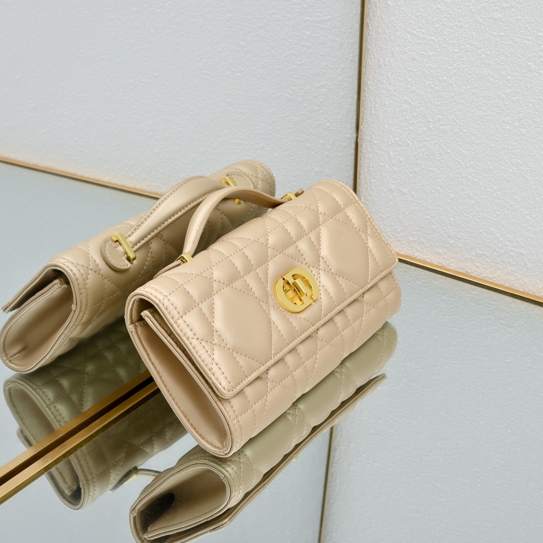 配盒子lady Dior羊皮手拿包 ❤️❤️ 配盒子这款手拿包是本季新品，顶部搭配手柄，优雅实用，令 L