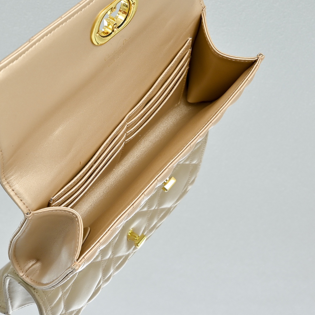 配盒子lady Dior羊皮手拿包 ❤️❤️ 配盒子这款手拿包是本季新品，顶部搭配手柄，优雅实用，令 L