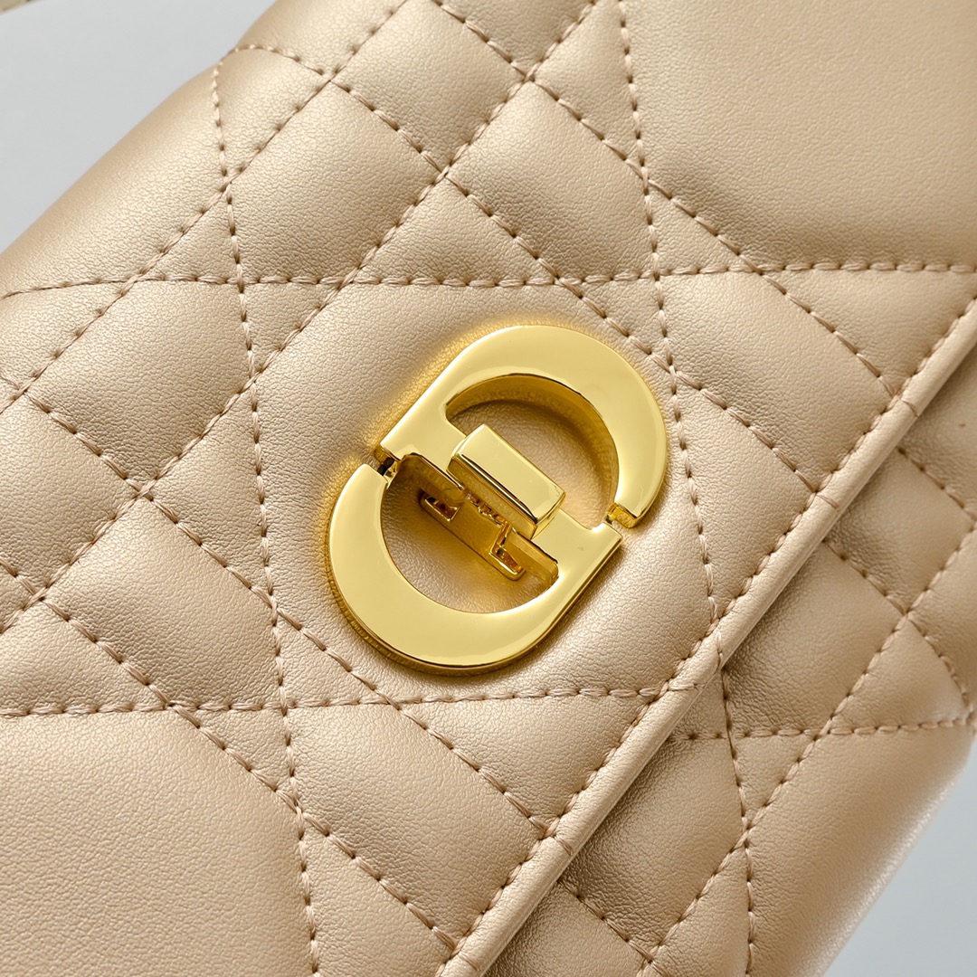 配盒子lady Dior羊皮手拿包 ❤️❤️ 配盒子这款手拿包是本季新品，顶部搭配手柄，优雅实用，令 L