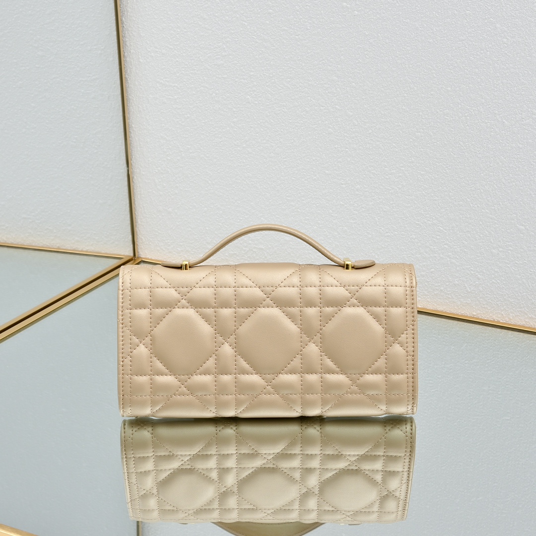 配盒子lady Dior羊皮手拿包 ❤️❤️ 配盒子这款手拿包是本季新品，顶部搭配手柄，优雅实用，令 L