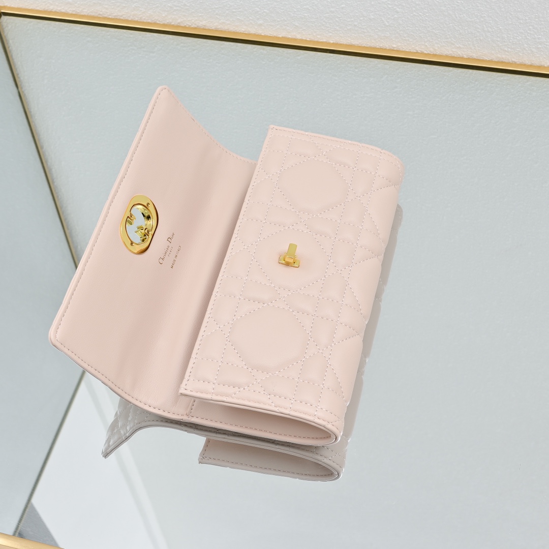 配盒子lady Dior羊皮手拿包 ❤️❤️ 配盒子这款手拿包是本季新品，顶部搭配手柄，优雅实用，令 L