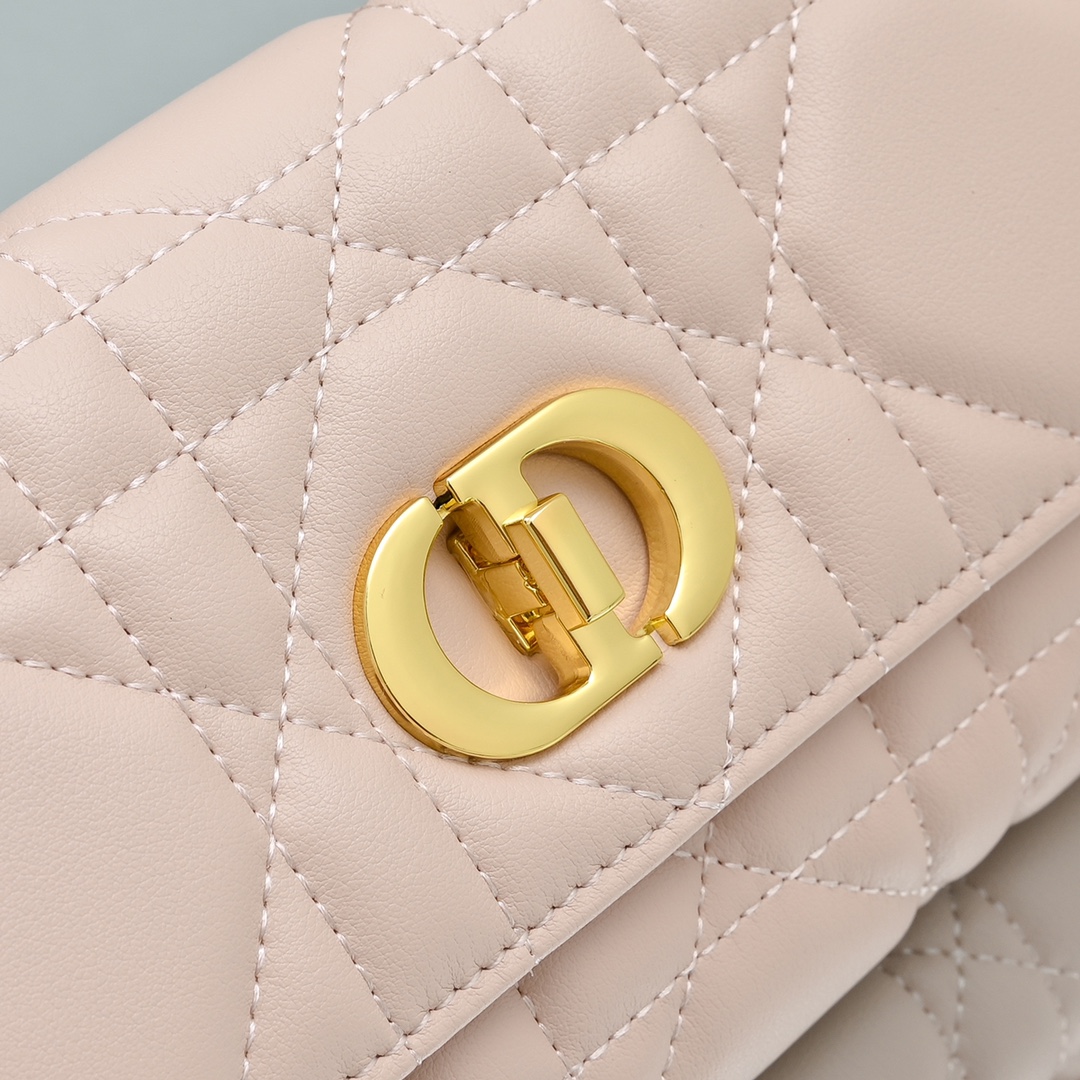 配盒子lady Dior羊皮手拿包 ❤️❤️ 配盒子这款手拿包是本季新品，顶部搭配手柄，优雅实用，令 L