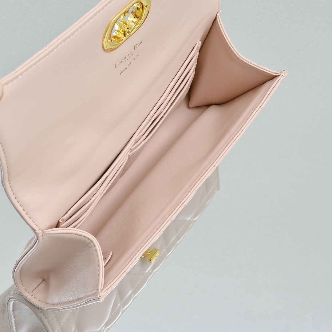 配盒子lady Dior羊皮手拿包 ❤️❤️ 配盒子这款手拿包是本季新品，顶部搭配手柄，优雅实用，令 L