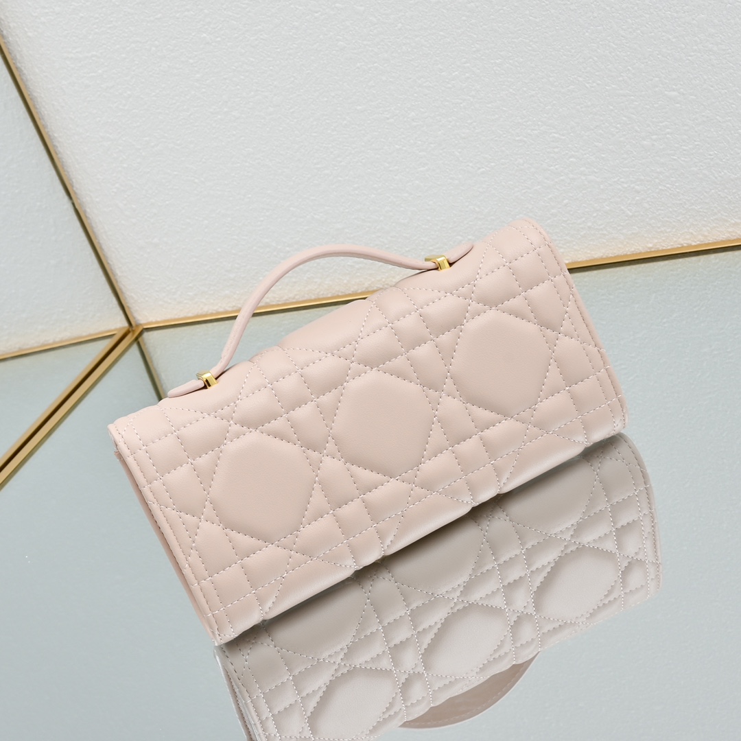 配盒子lady Dior羊皮手拿包 ❤️❤️ 配盒子这款手拿包是本季新品，顶部搭配手柄，优雅实用，令 L